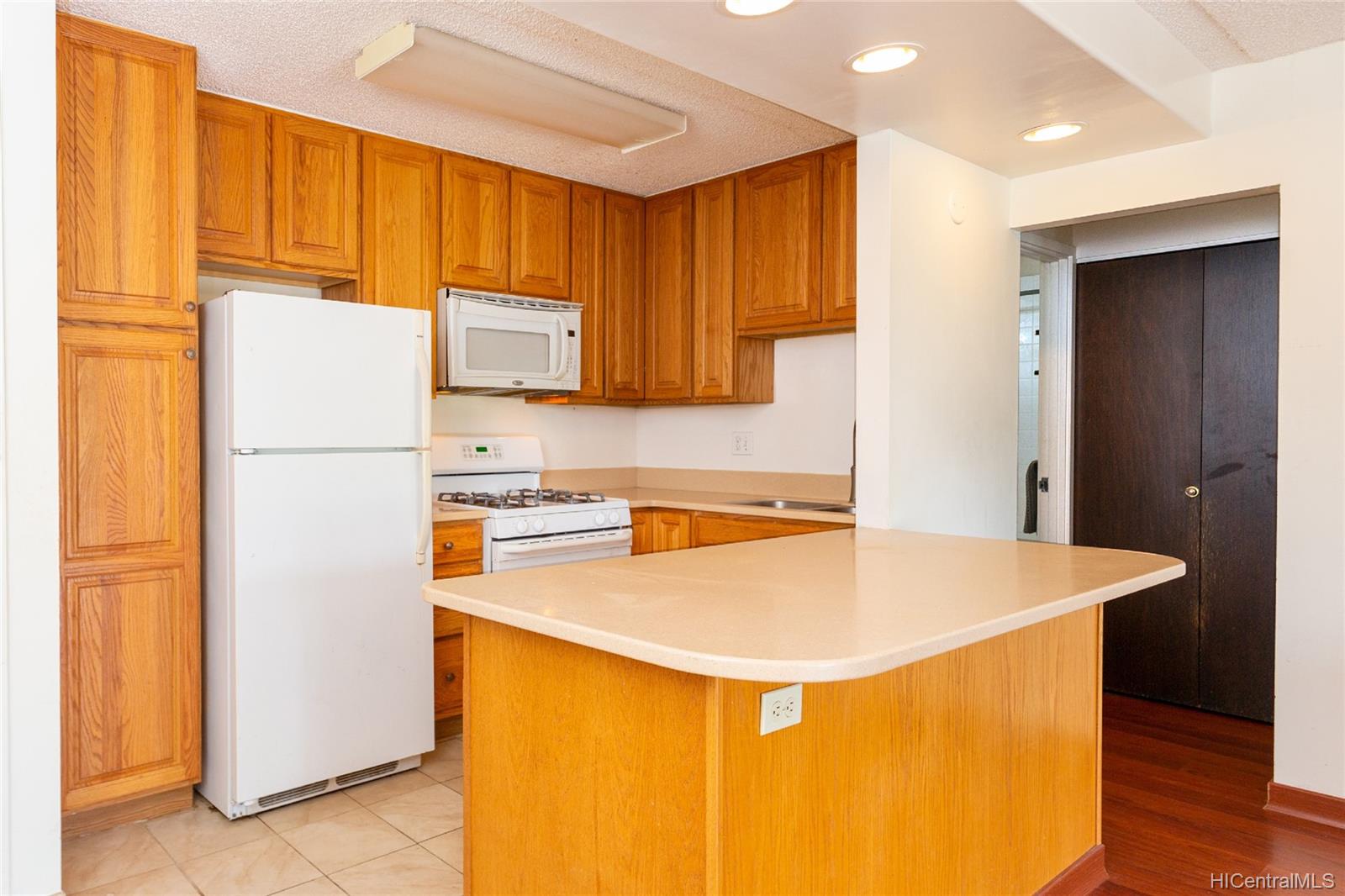 1821 Keeaumoku Street #304, Honolulu, HI 96822