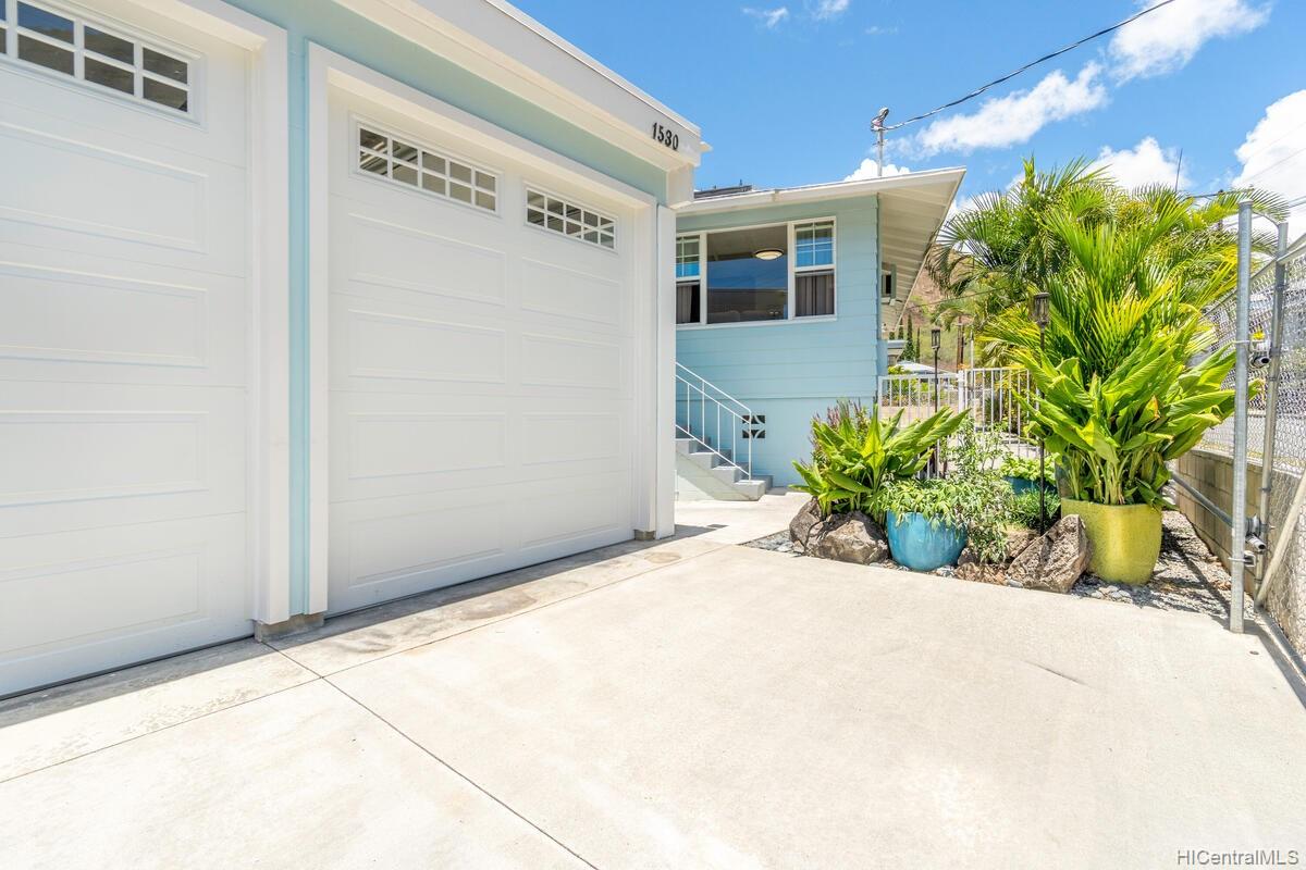 1530 Ainakoa Avenue Honolulu, HI 96821