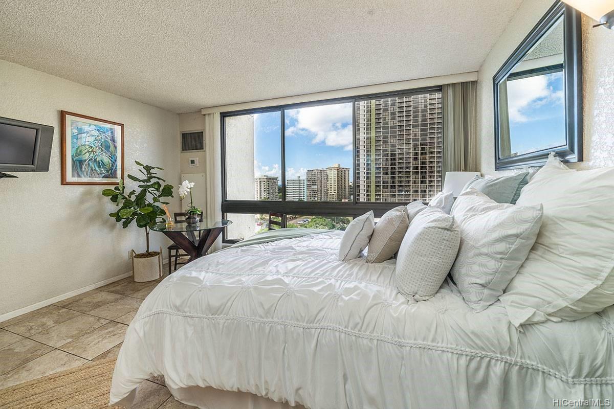 300 Wai Nani Way #1220, Honolulu, HI 96815