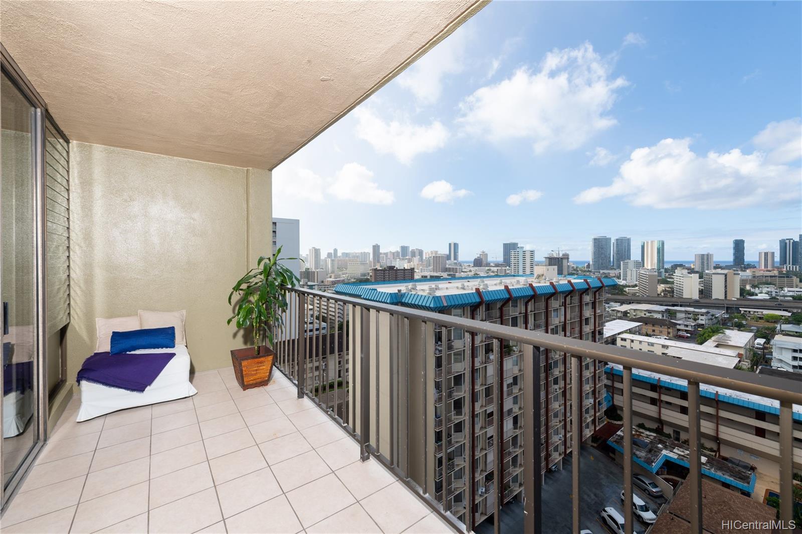 1561 Pensacola Street #1404, Honolulu, HI 96822