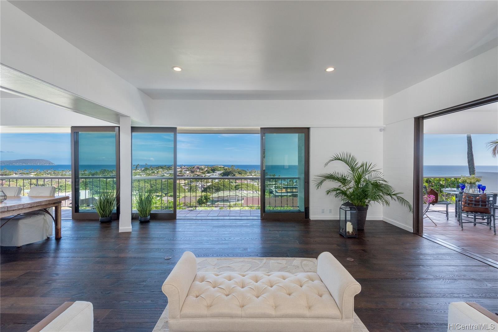 3853 Pokapahu Place Honolulu, HI 96816