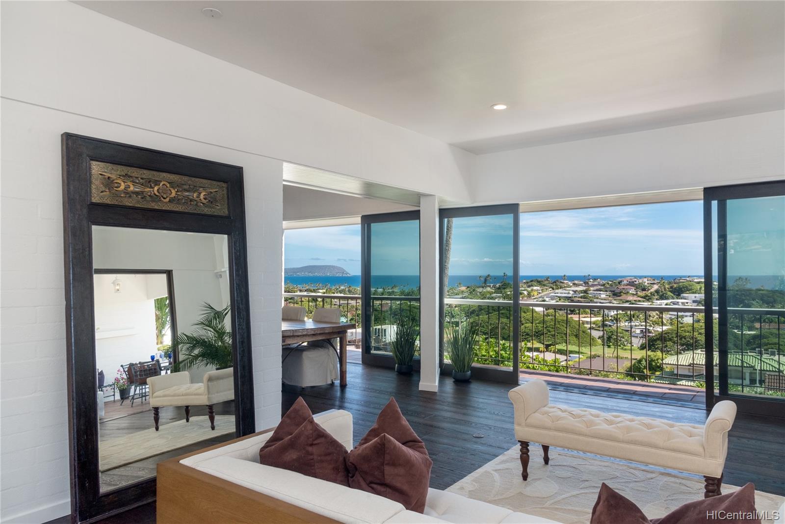 3853 Pokapahu Place Honolulu, HI 96816