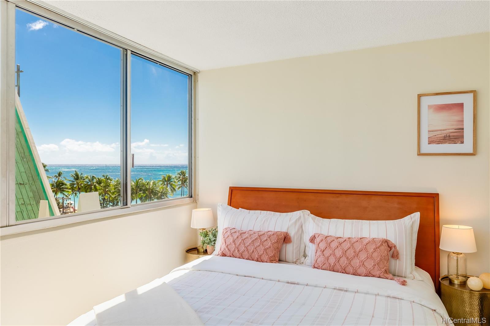 2500 Kalakaua Avenue #704, Honolulu, HI 96815
