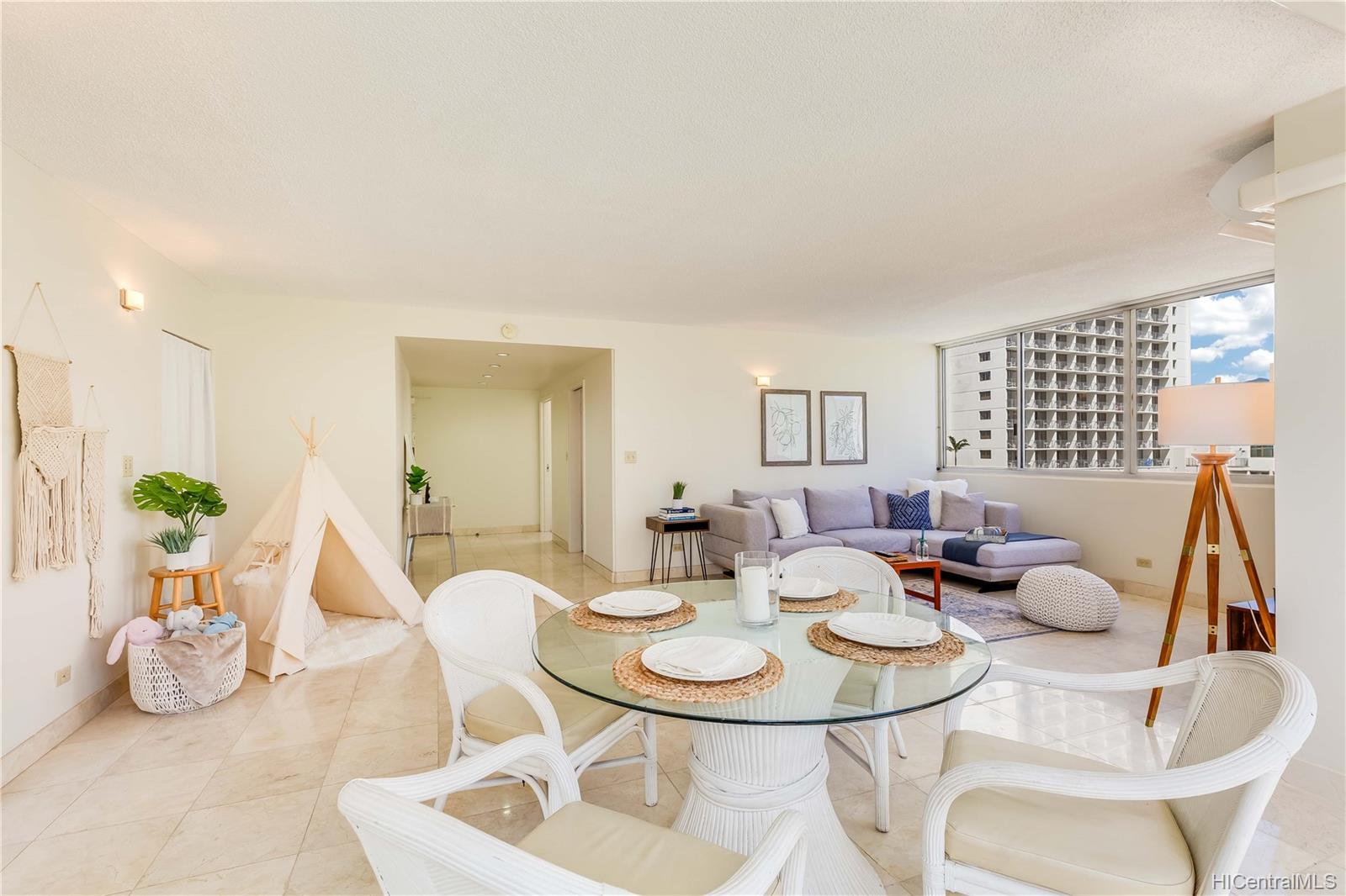 2500 Kalakaua Avenue #704, Honolulu, HI 96815
