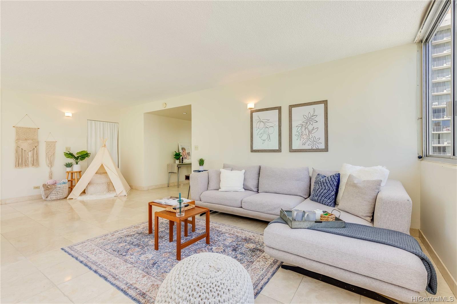2500 Kalakaua Avenue #704, Honolulu, HI 96815