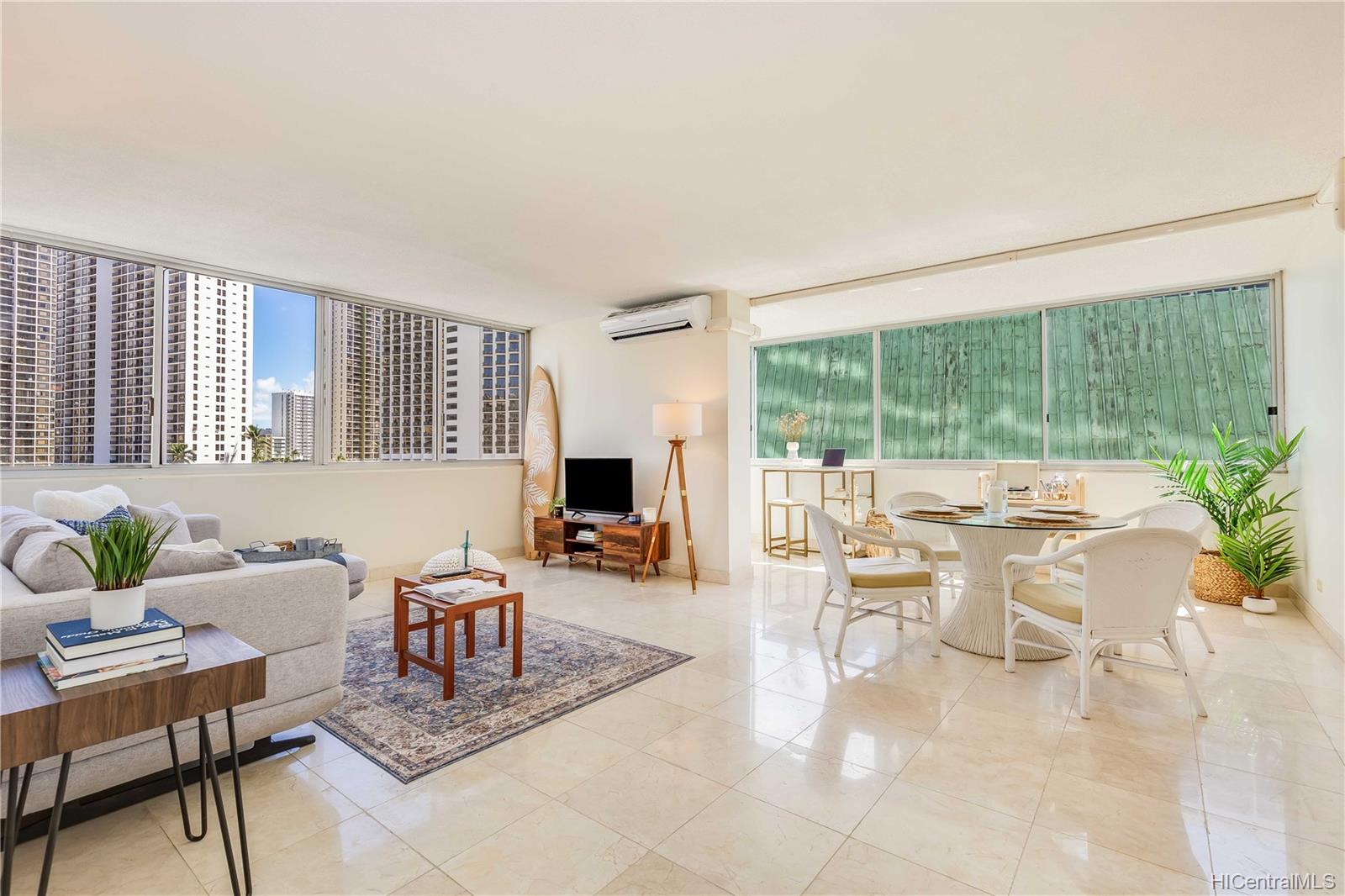 2500 Kalakaua Avenue #704, Honolulu, HI 96815