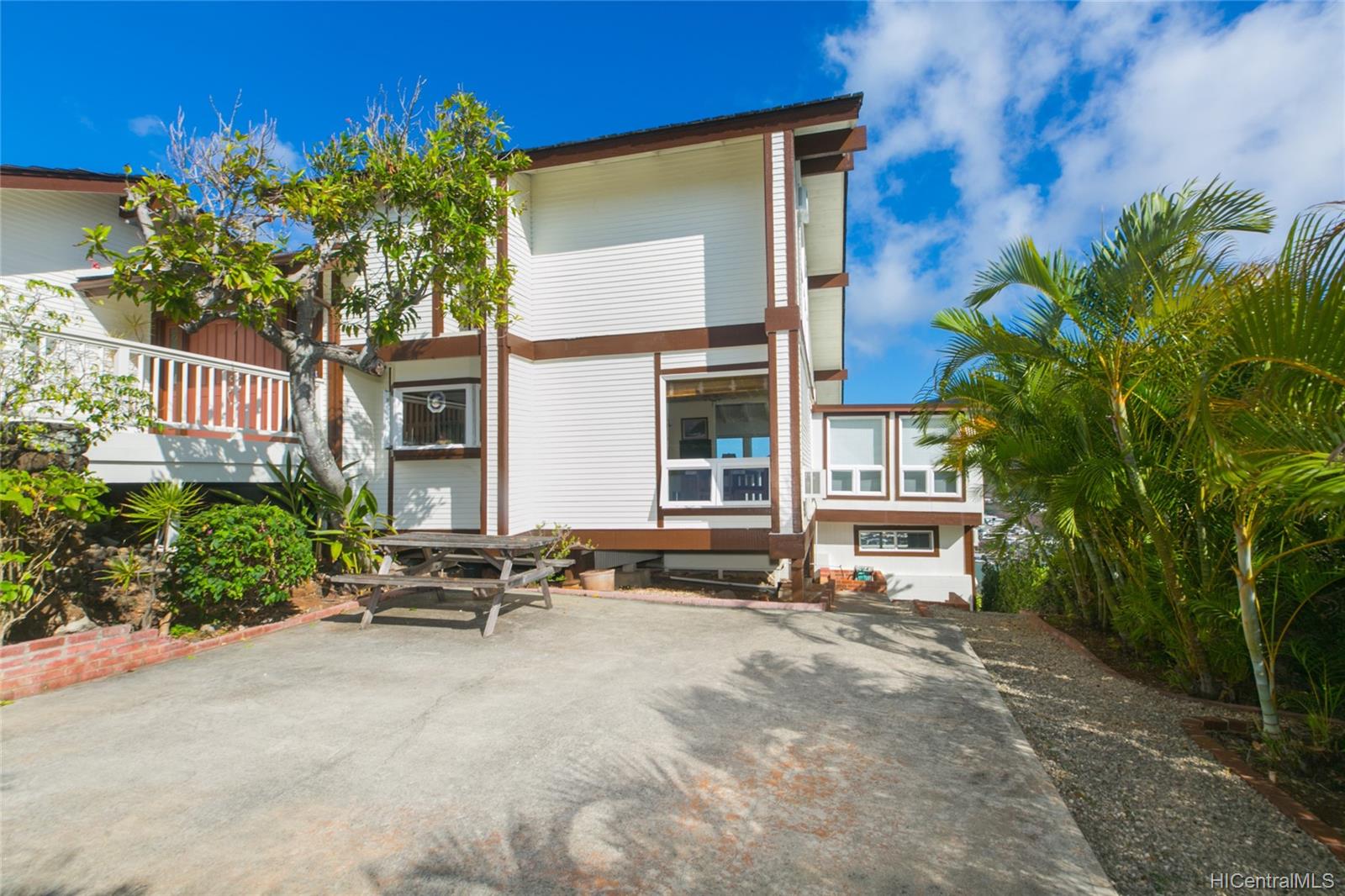 845 Kaluanui Road Honolulu, HI 96825