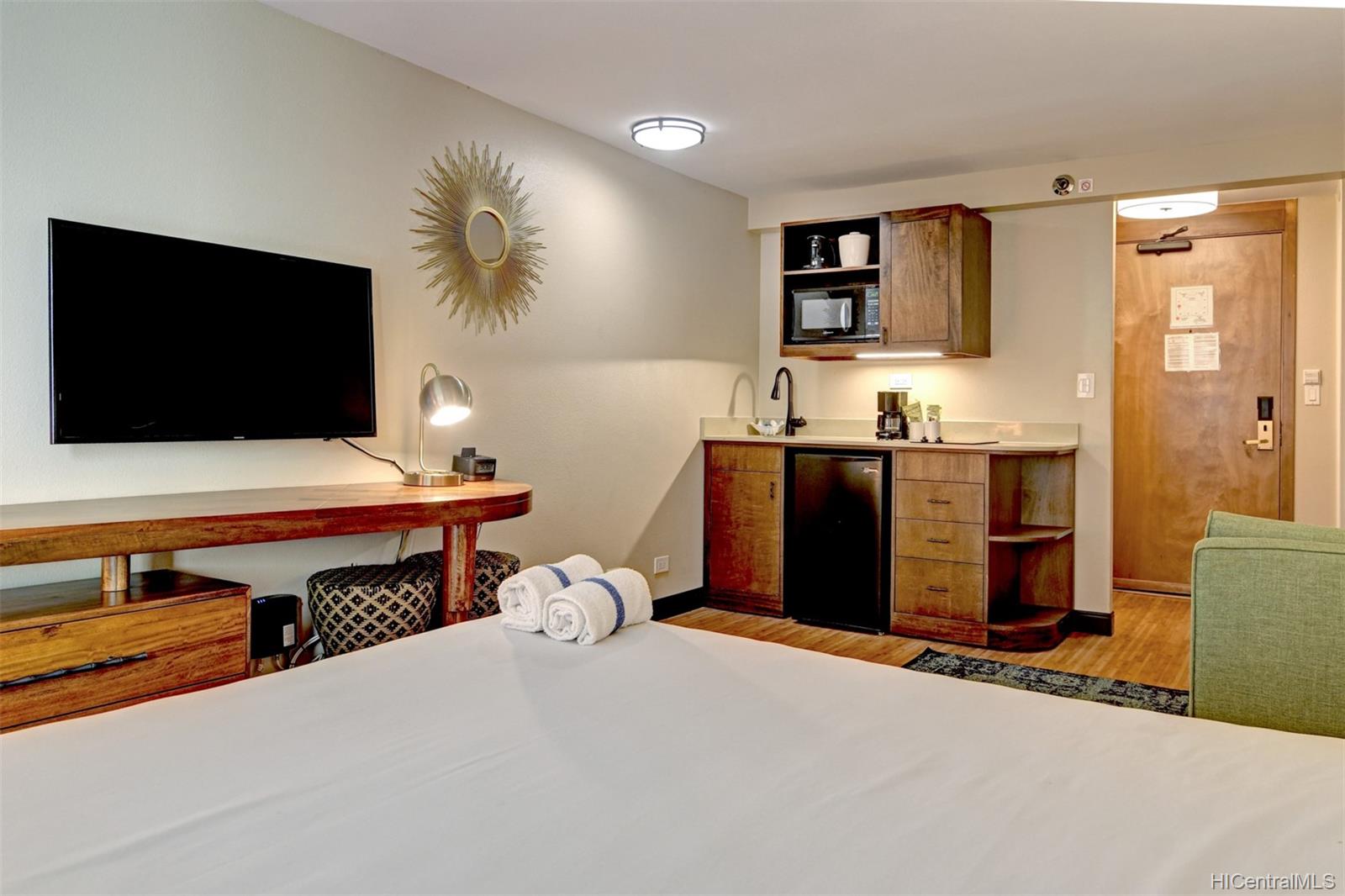 2425 Kuhio Avenue #303, Honolulu, HI 96815
