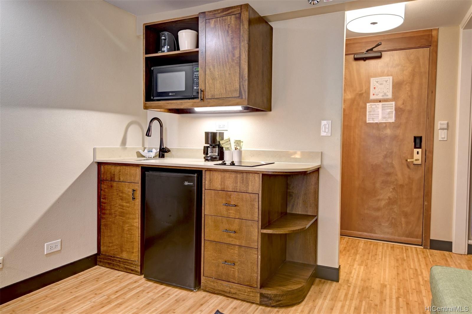 2425 Kuhio Avenue #303, Honolulu, HI 96815