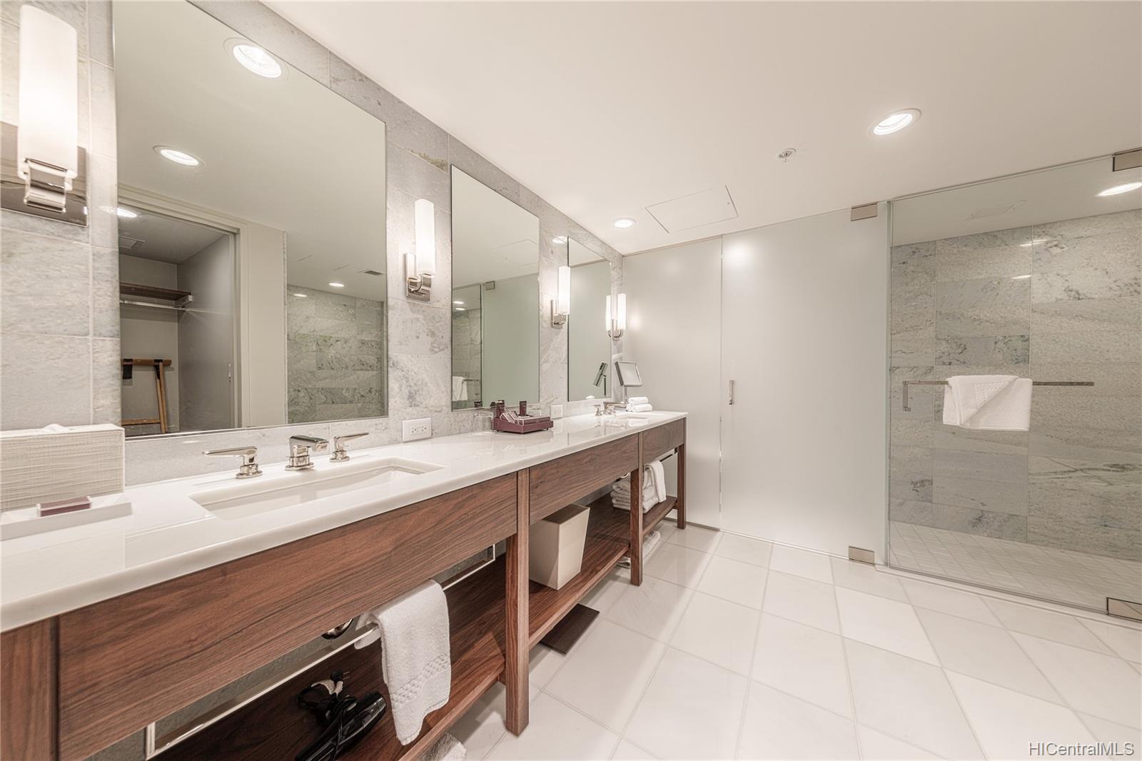 383 Kalaimoku Street #2702, Honolulu, HI 96815