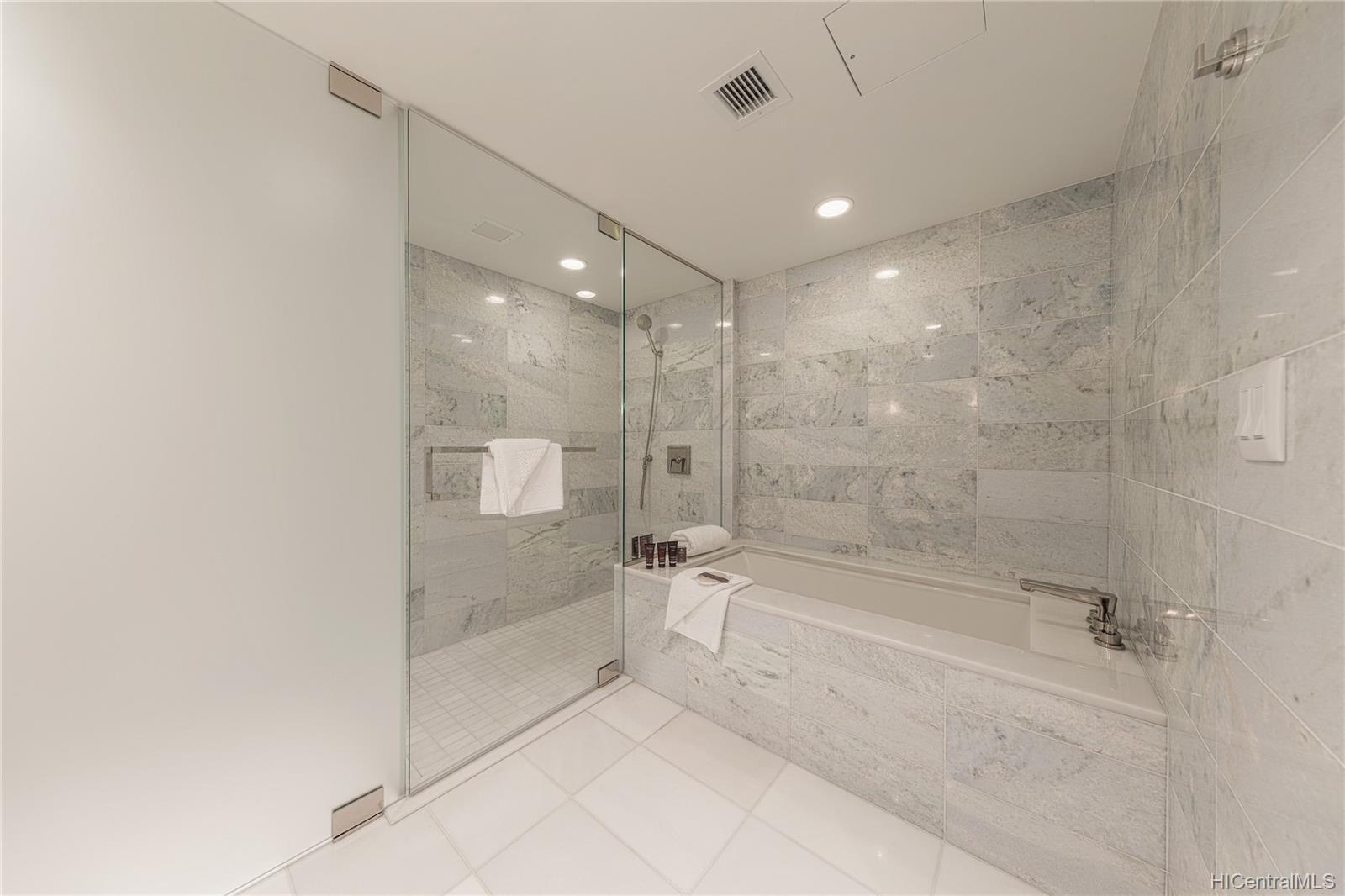 383 Kalaimoku Street #2702, Honolulu, HI 96815