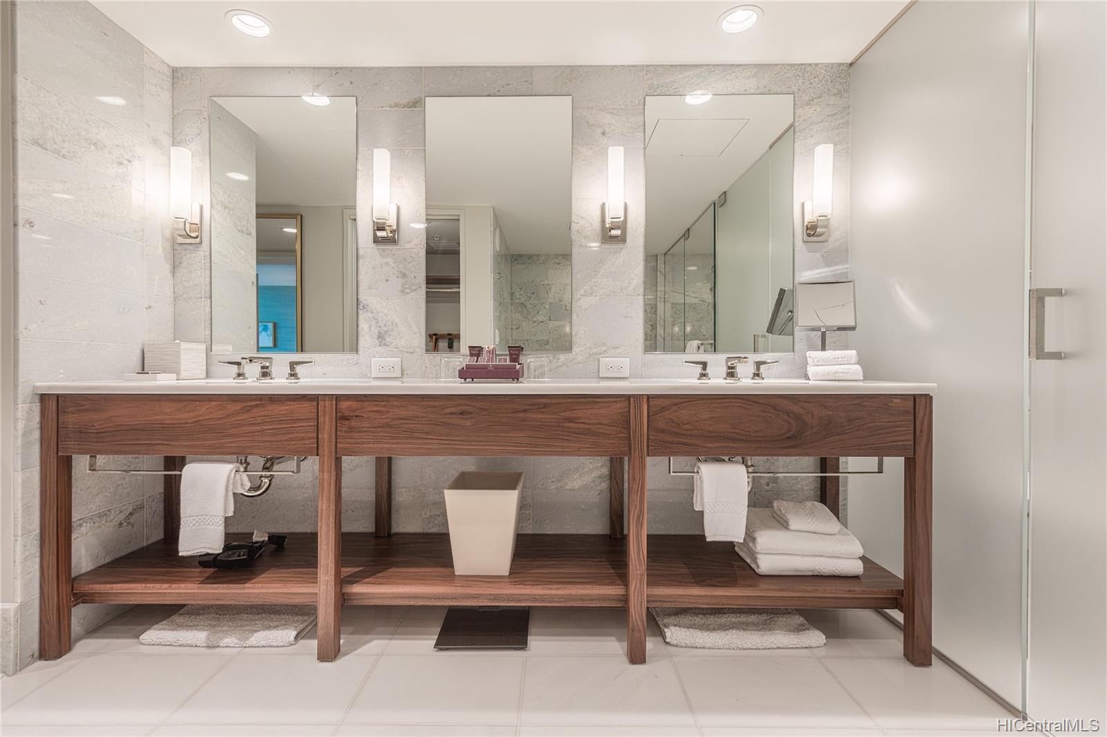 383 Kalaimoku Street #2702, Honolulu, HI 96815
