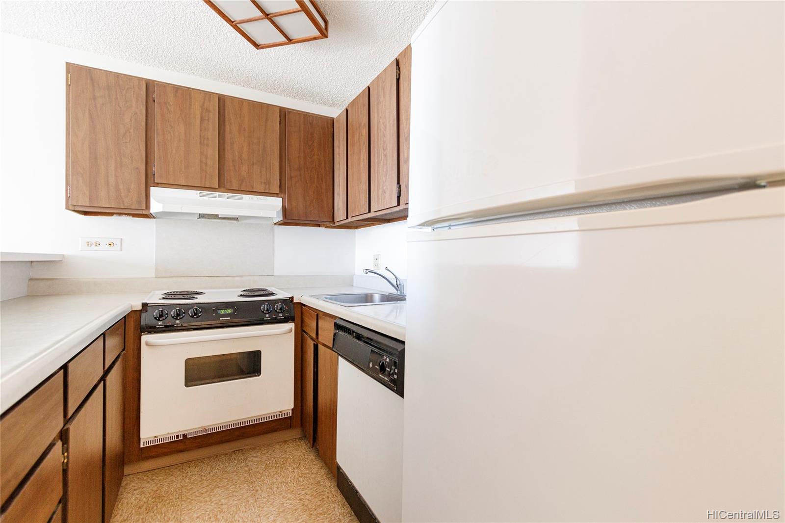 2140 Kuhio Avenue #2206, Honolulu, HI 96815
