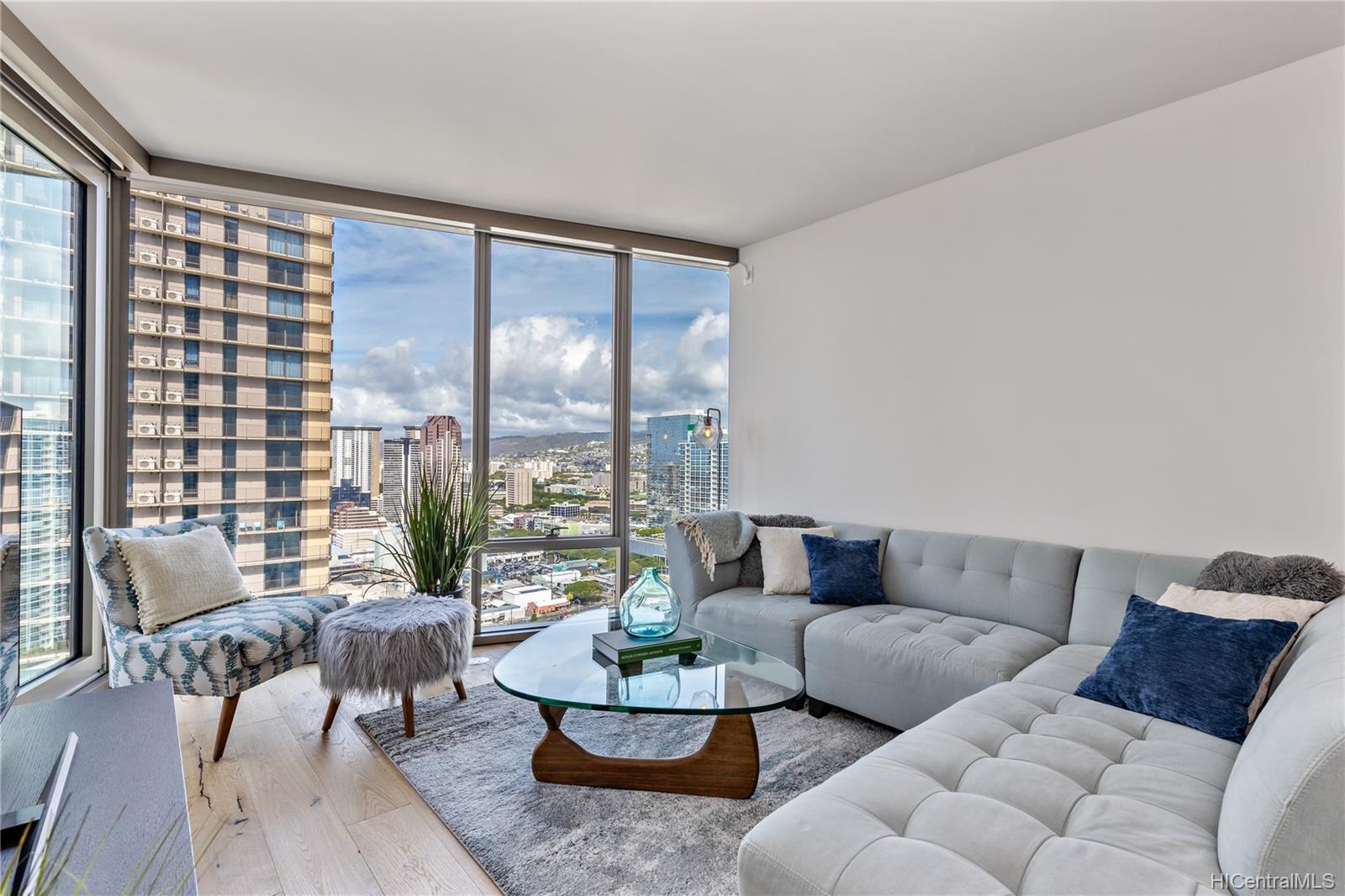 1001 Queen Street #2807, Honolulu, HI 96814