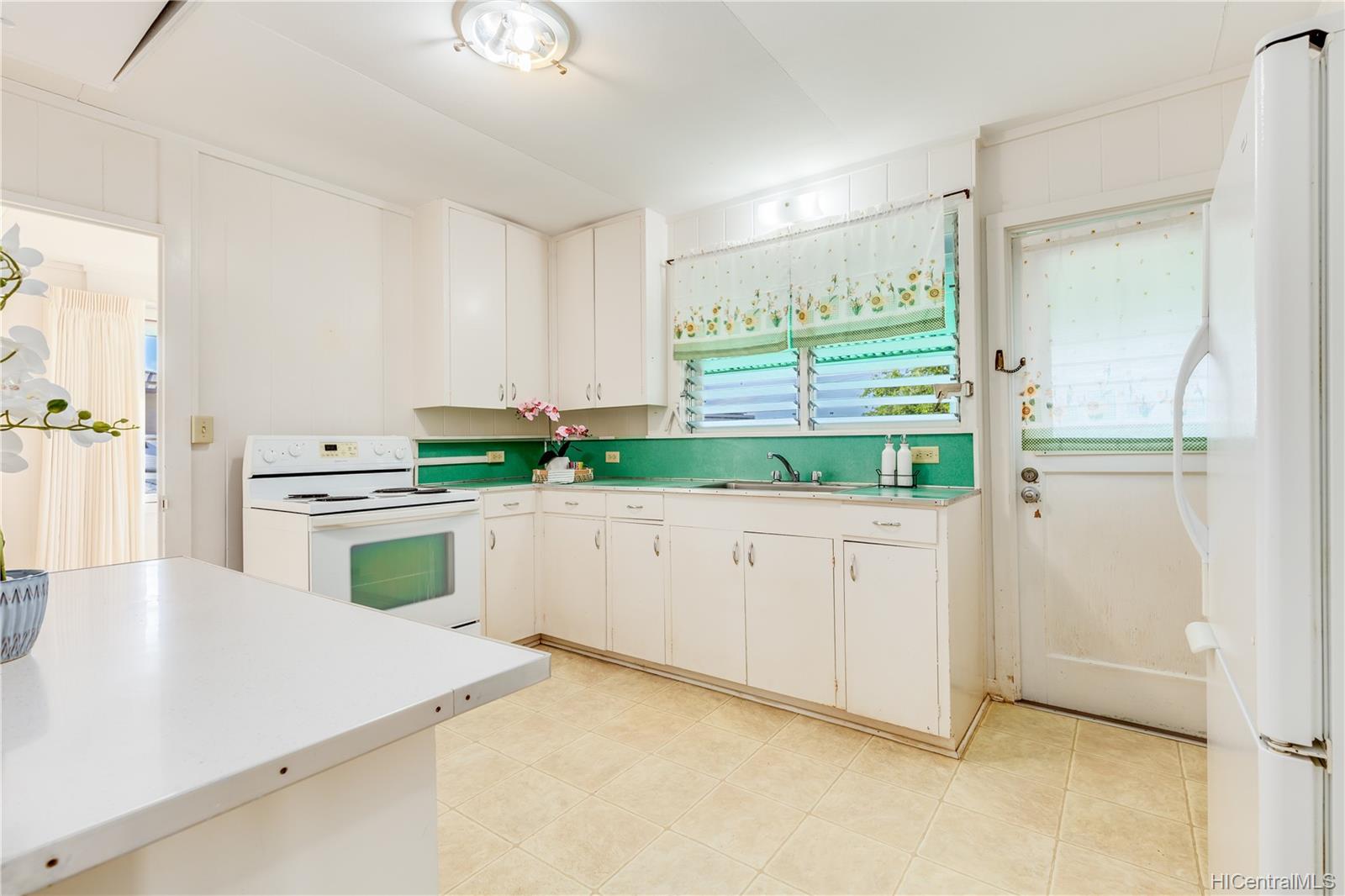 1338 Hoakoa Place Honolulu, HI 96821