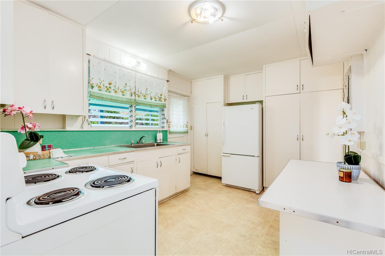 1338 Hoakoa Place Honolulu, HI 96821