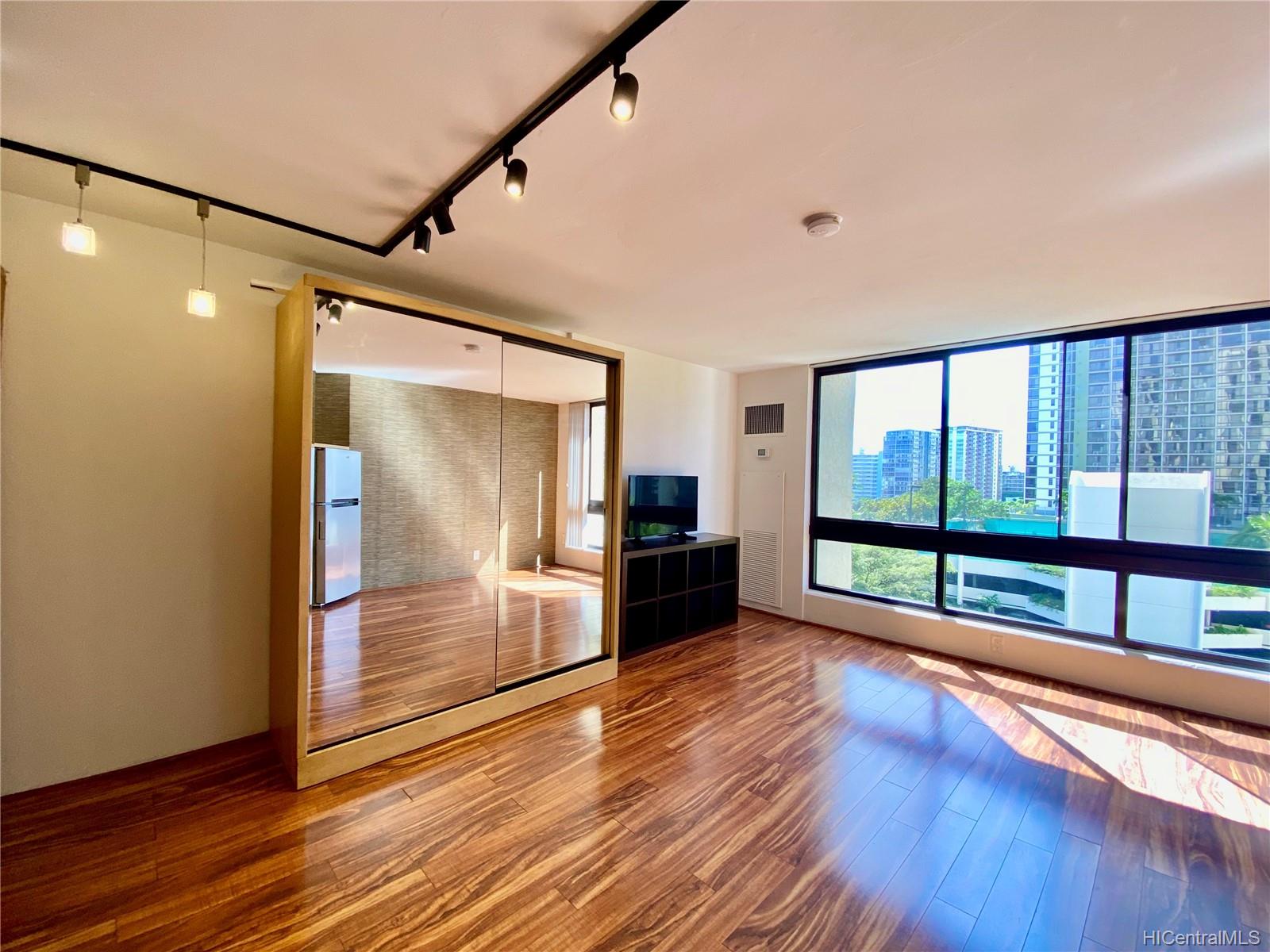 300 Wai Nani Way #820, Honolulu, HI 96815