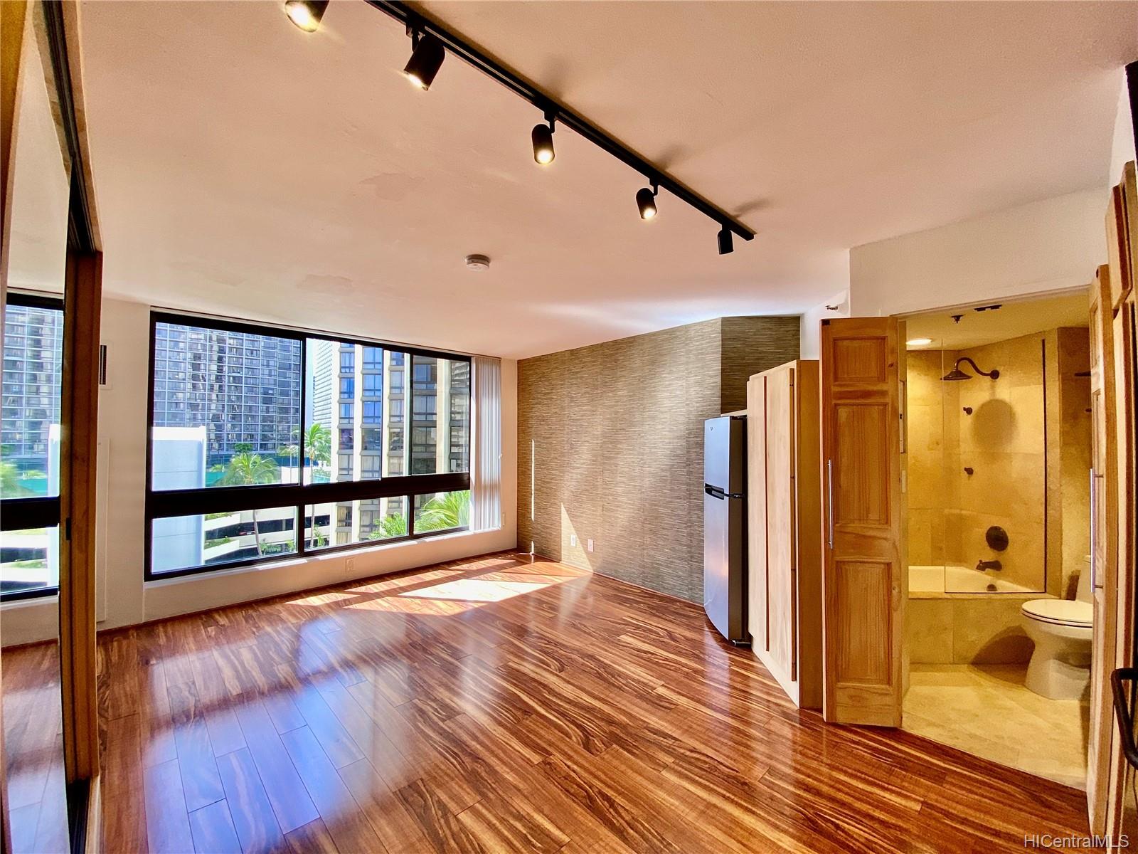 300 Wai Nani Way #820, Honolulu, HI 96815