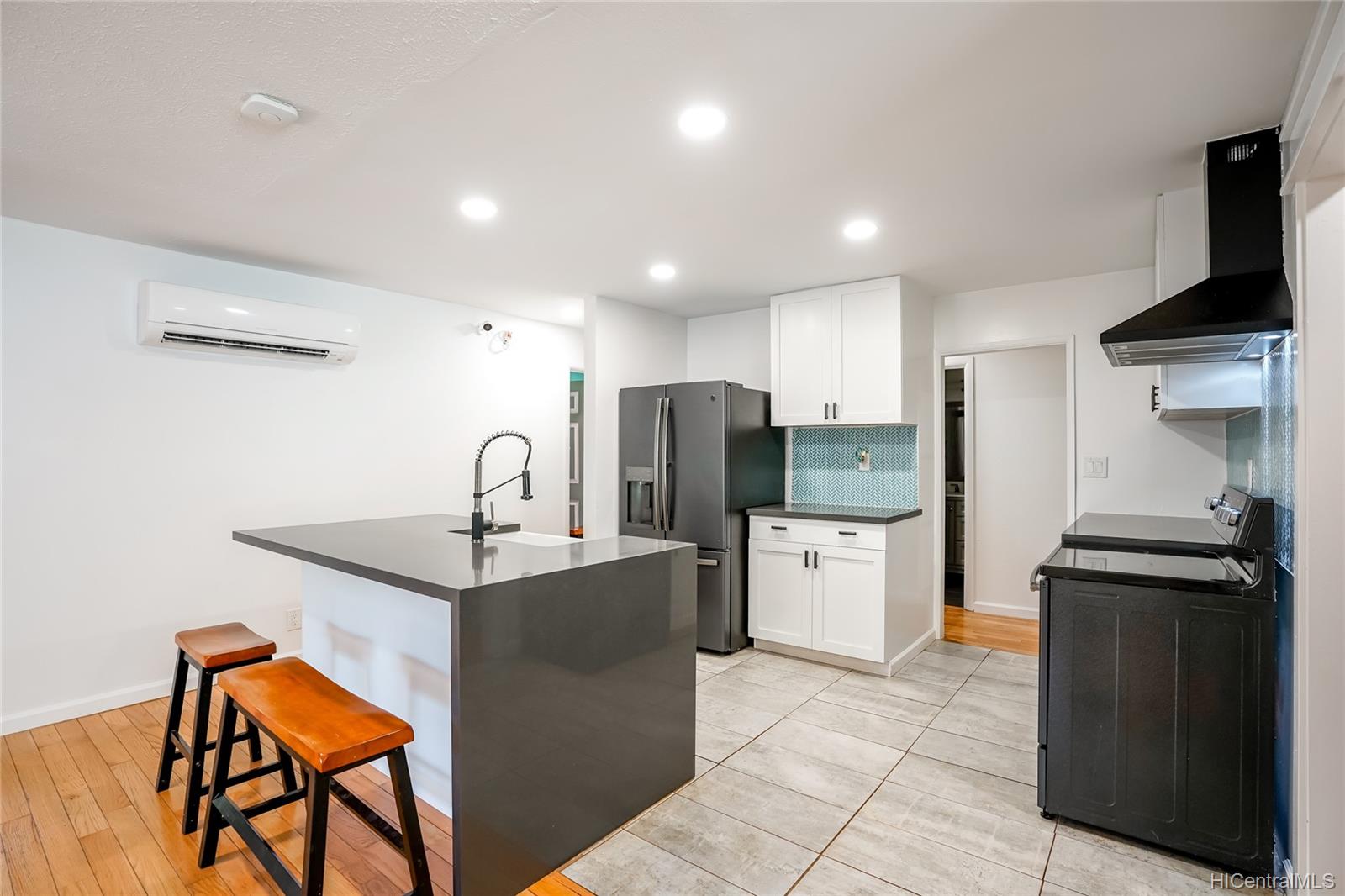 1194 Kaiama Place Honolulu, HI 96825