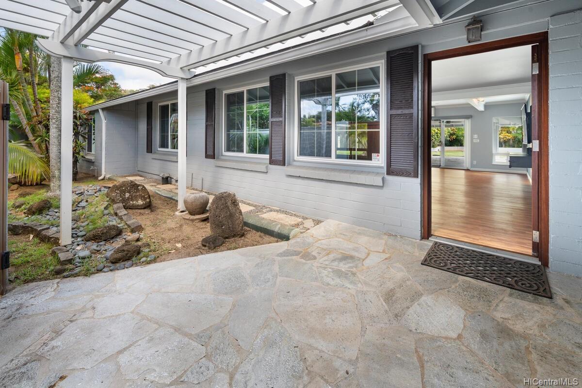 5596 Kalanianaole Highway Honolulu, HI 96821