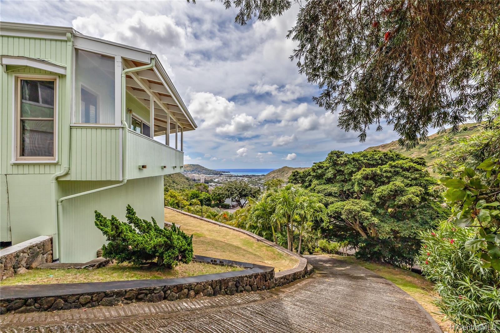 841 Puuomao Street Honolulu, HI 96825