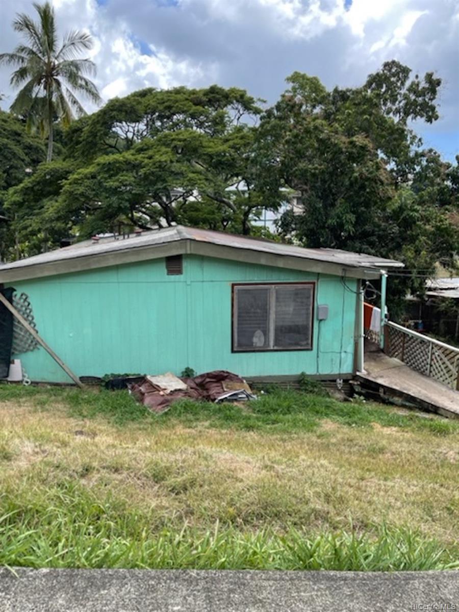 2221 Anianiku Street Honolulu, HI 96813