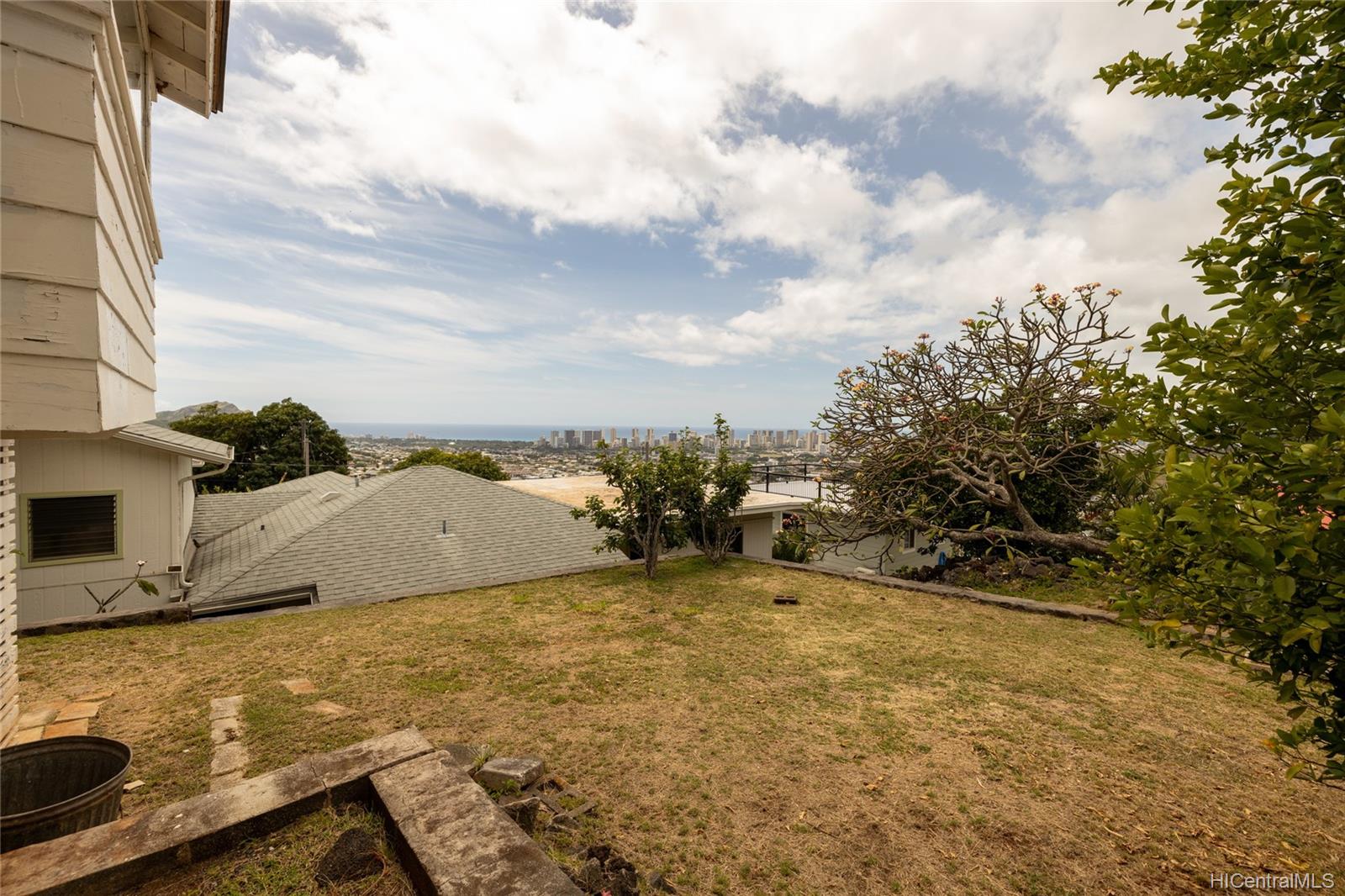 1638 Mikahala Way Honolulu, HI 96816