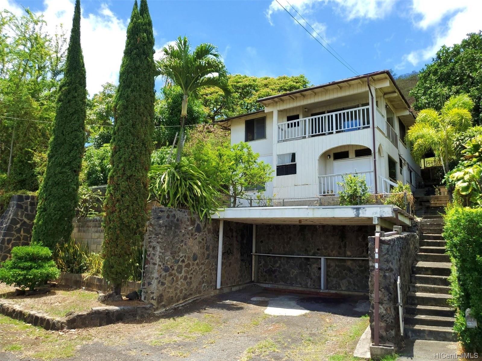 1919 Puowaina Drive Honolulu, HI 96813