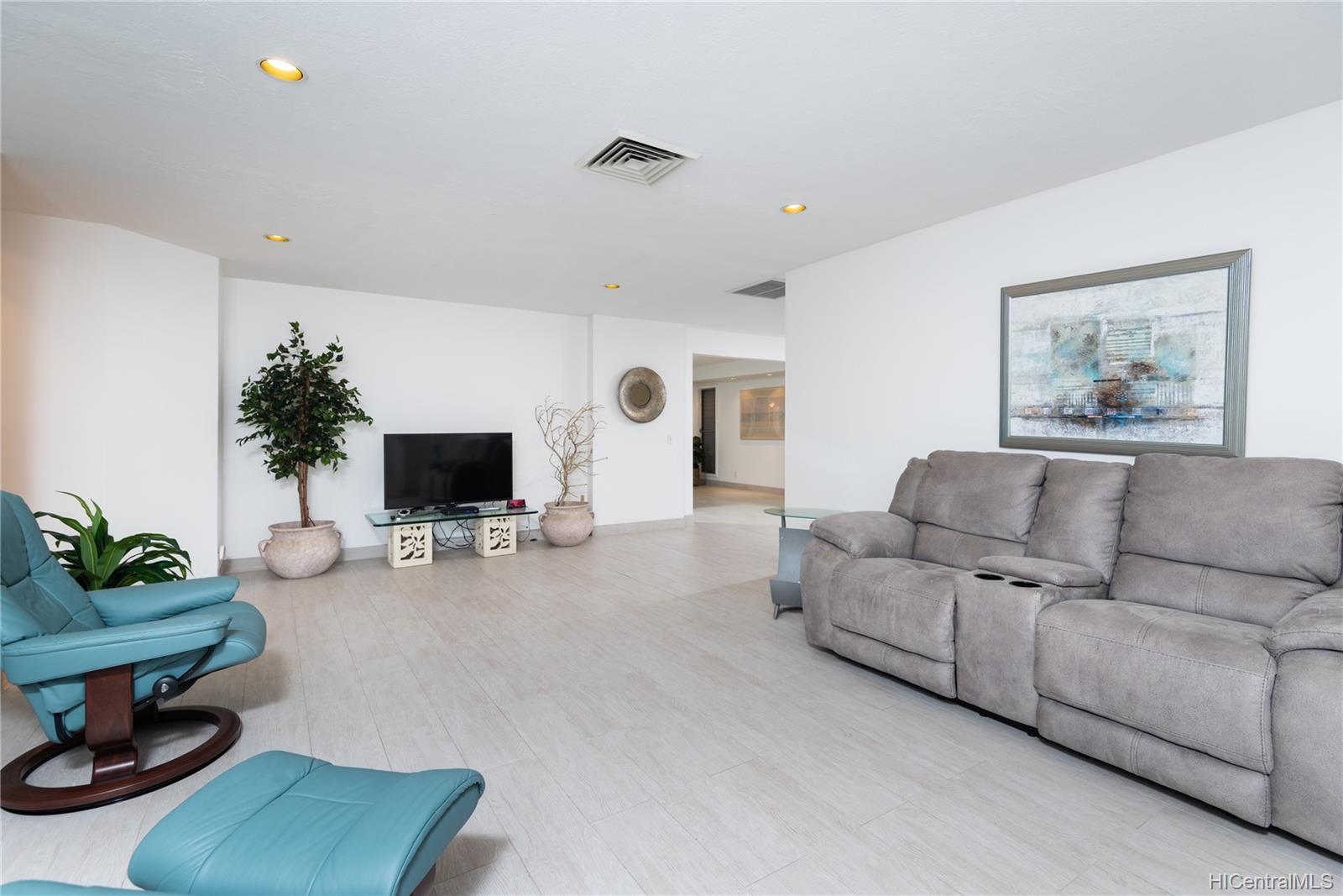 1080 Makaiwa Street Honolulu, HI 96816