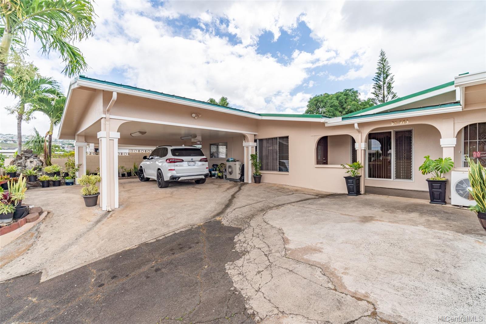 98-573 Kaamilo Street Aiea, HI 96701