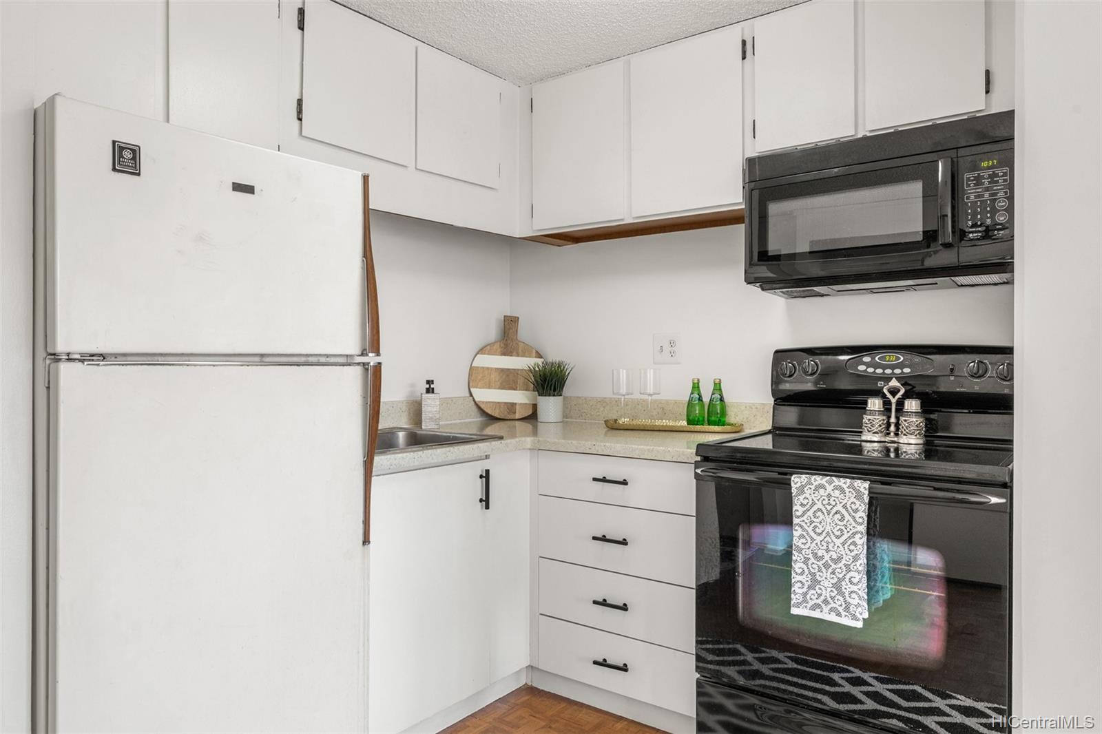 2724 Kahoaloha Lane #702, Honolulu, HI 96826