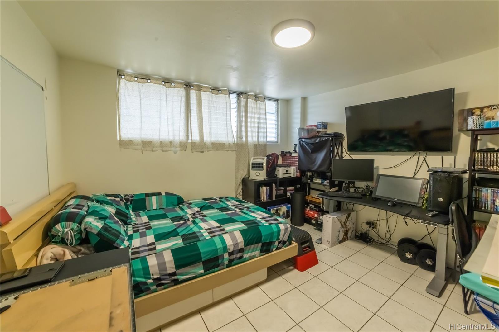 1101 Kokea Street #J303, Honolulu, HI 96817