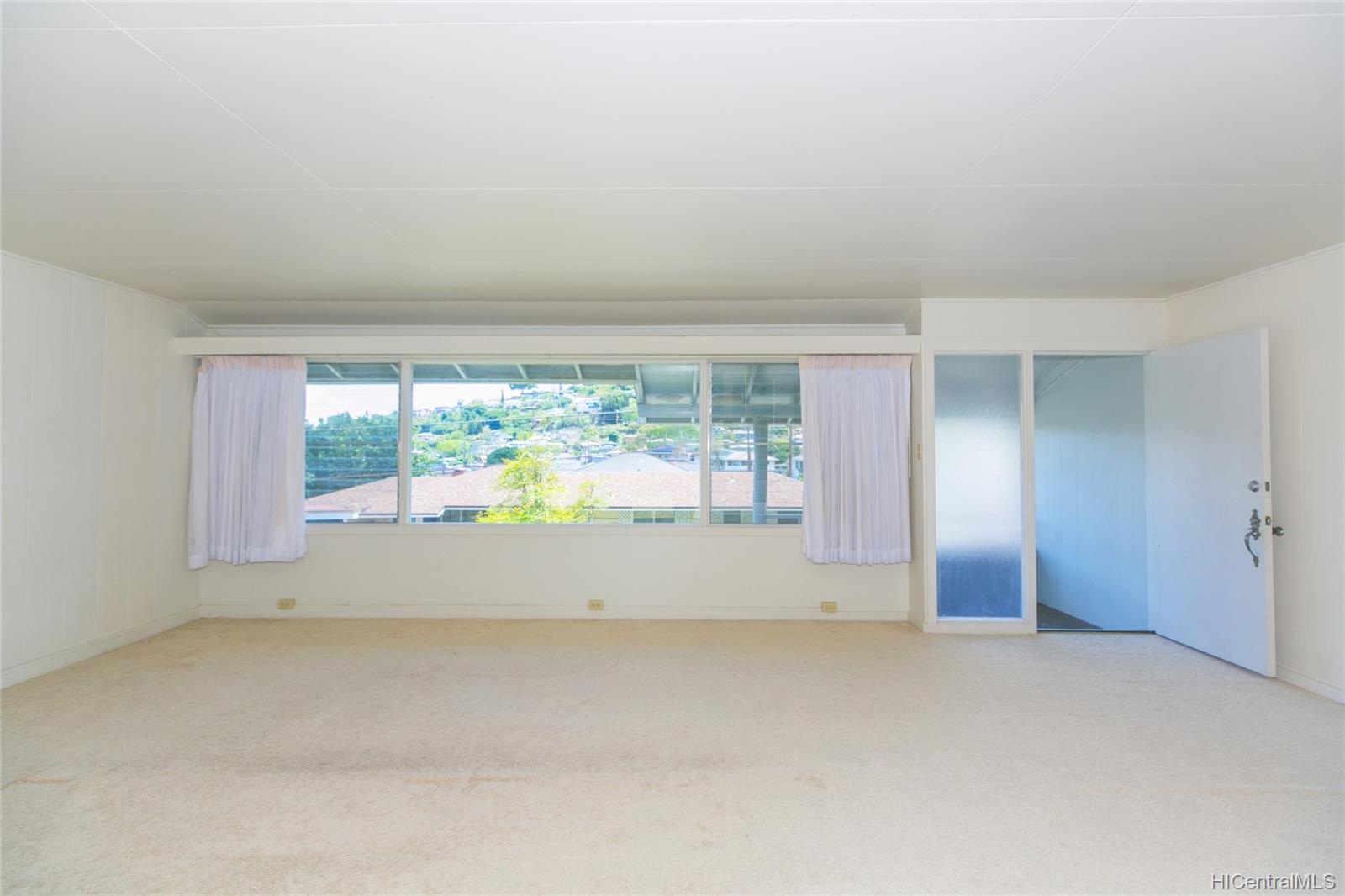 2477 Kekuanoni Street Honolulu, HI 96813