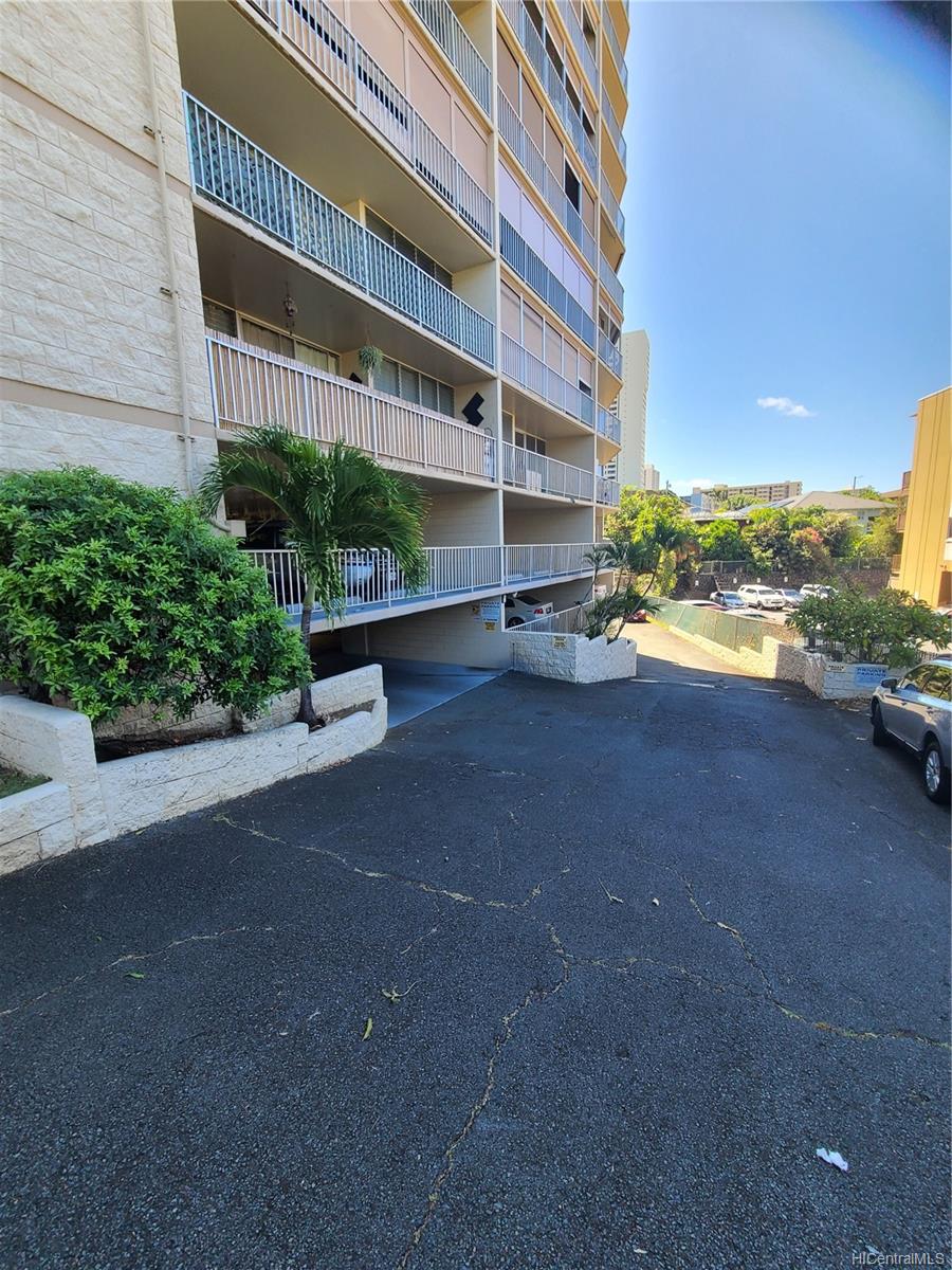 1687 Pensacola Street #902, Honolulu, HI 96822