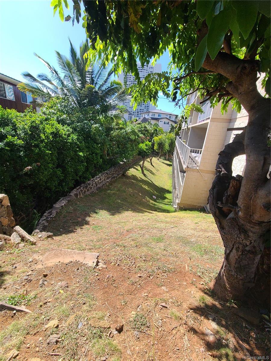 1687 Pensacola Street #902, Honolulu, HI 96822