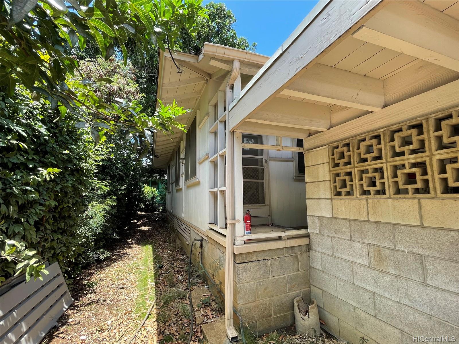 1810 Ashford Street Honolulu, HI 96819