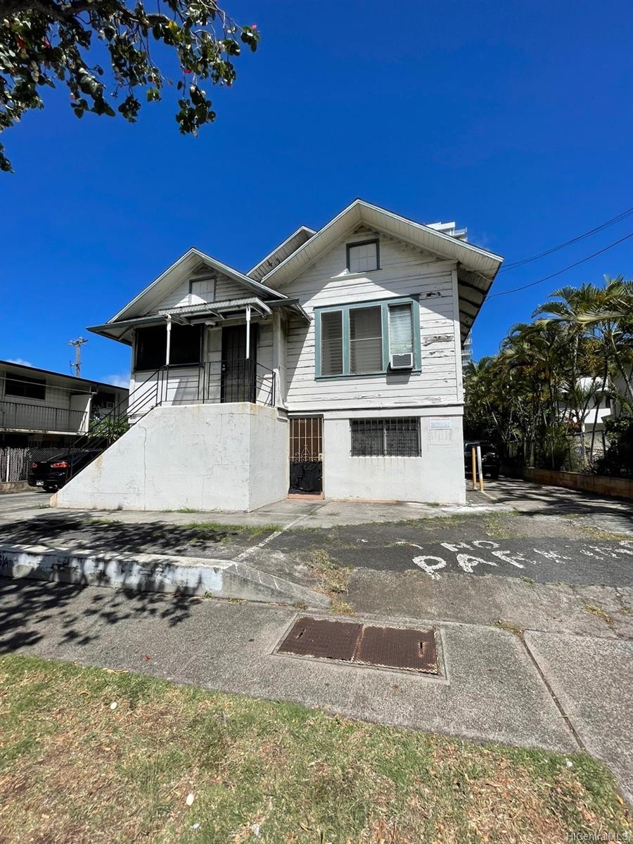 1542 Keeaumoku Street Honolulu, HI 96822