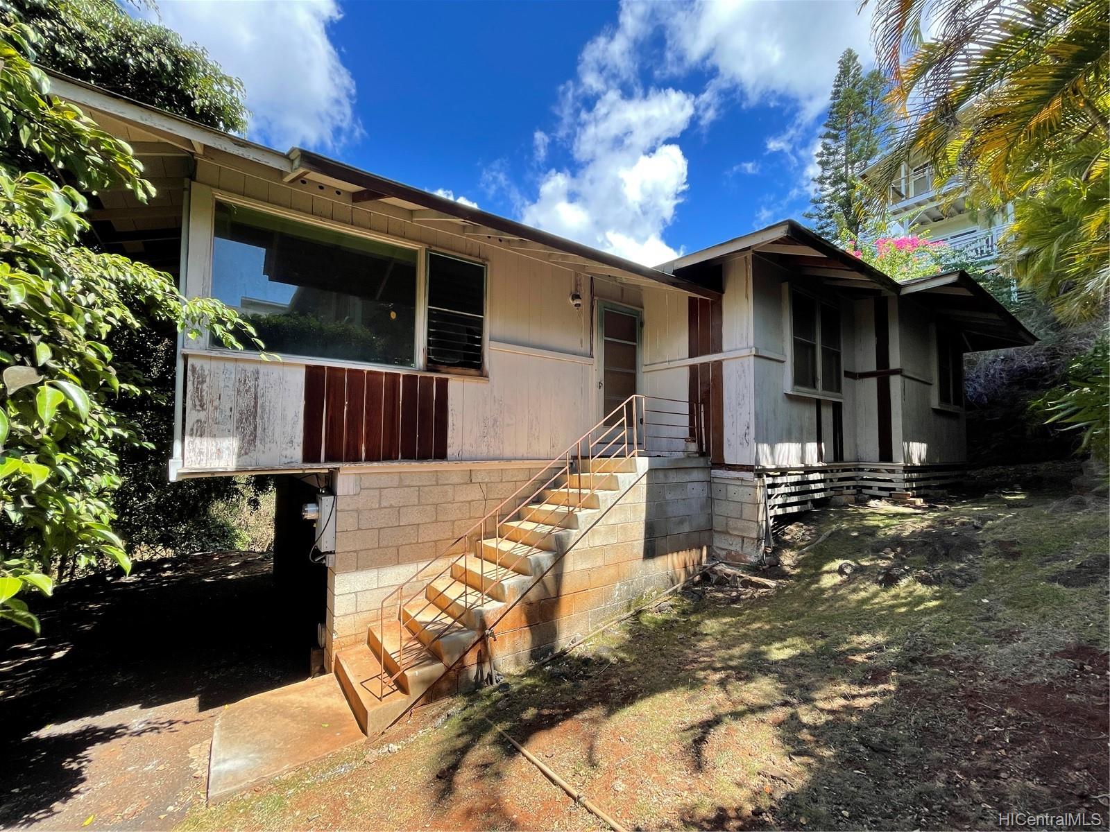 3904 Maunahilu Place Honolulu, HI 96816