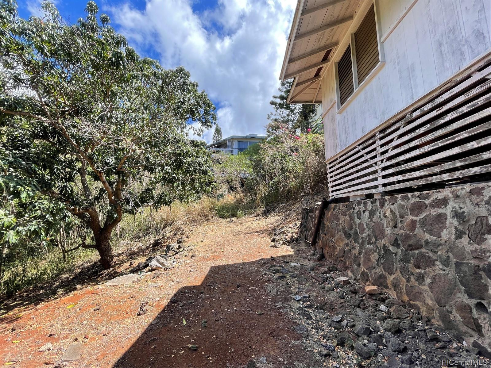 3904 Maunahilu Place Honolulu, HI 96816