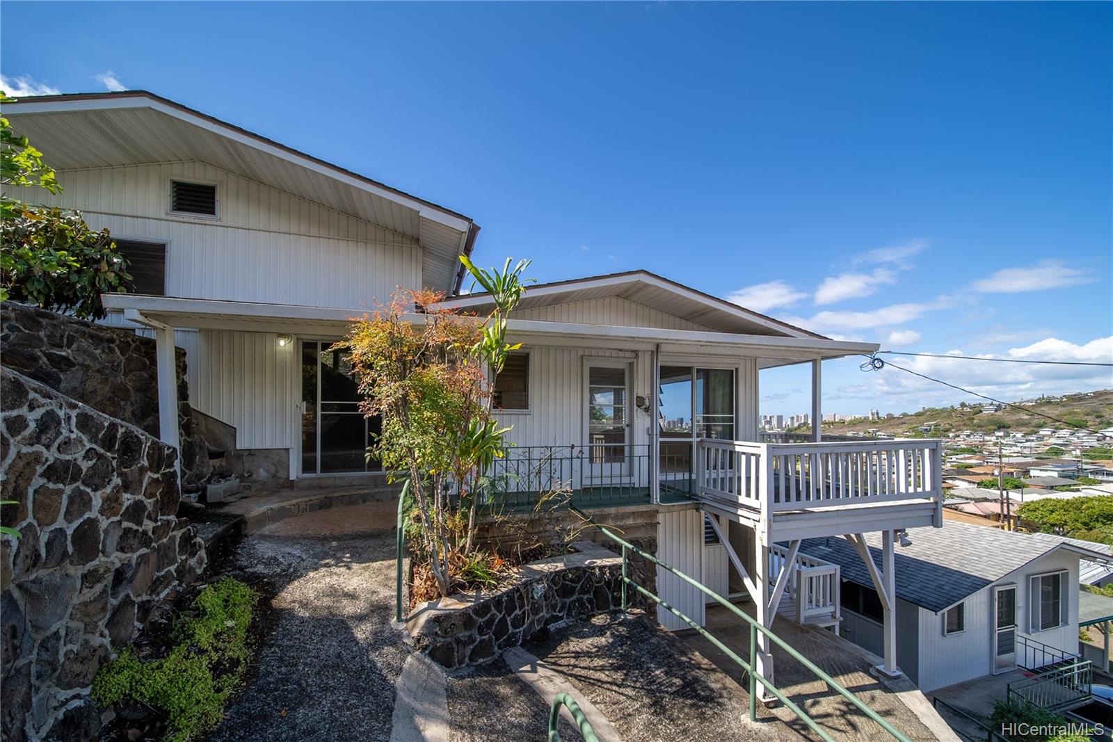 1715-B 10th Avenue Honolulu, HI 96816