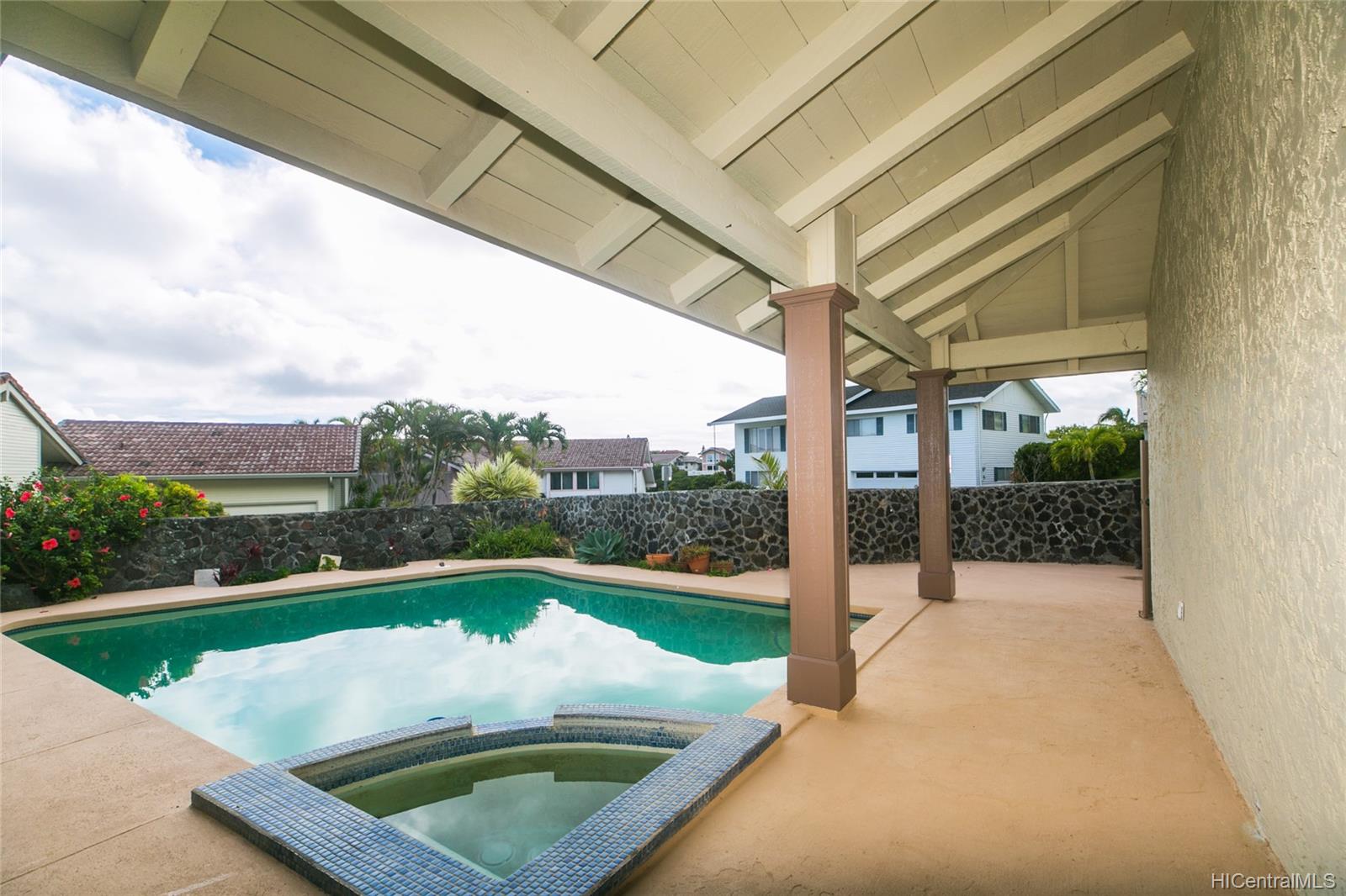 1048 Kaupaku Place Honolulu, HI 96825