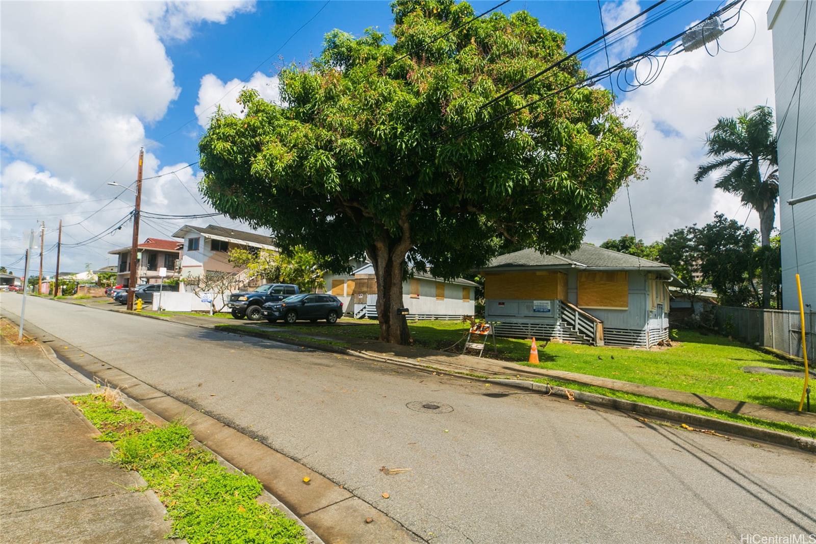 1004 Laa Lane Honolulu, HI 96817