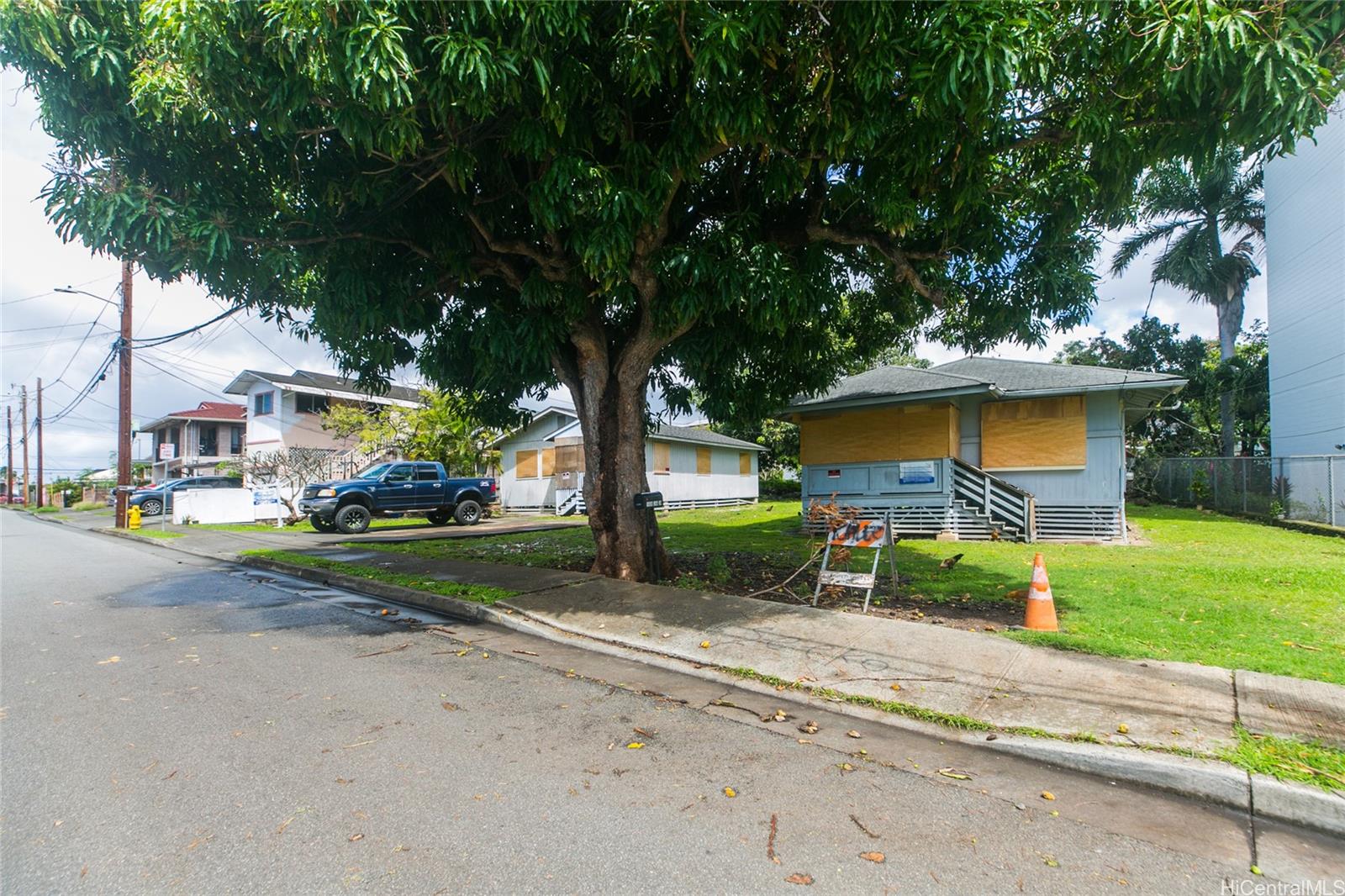 1004 Laa Lane Honolulu, HI 96817