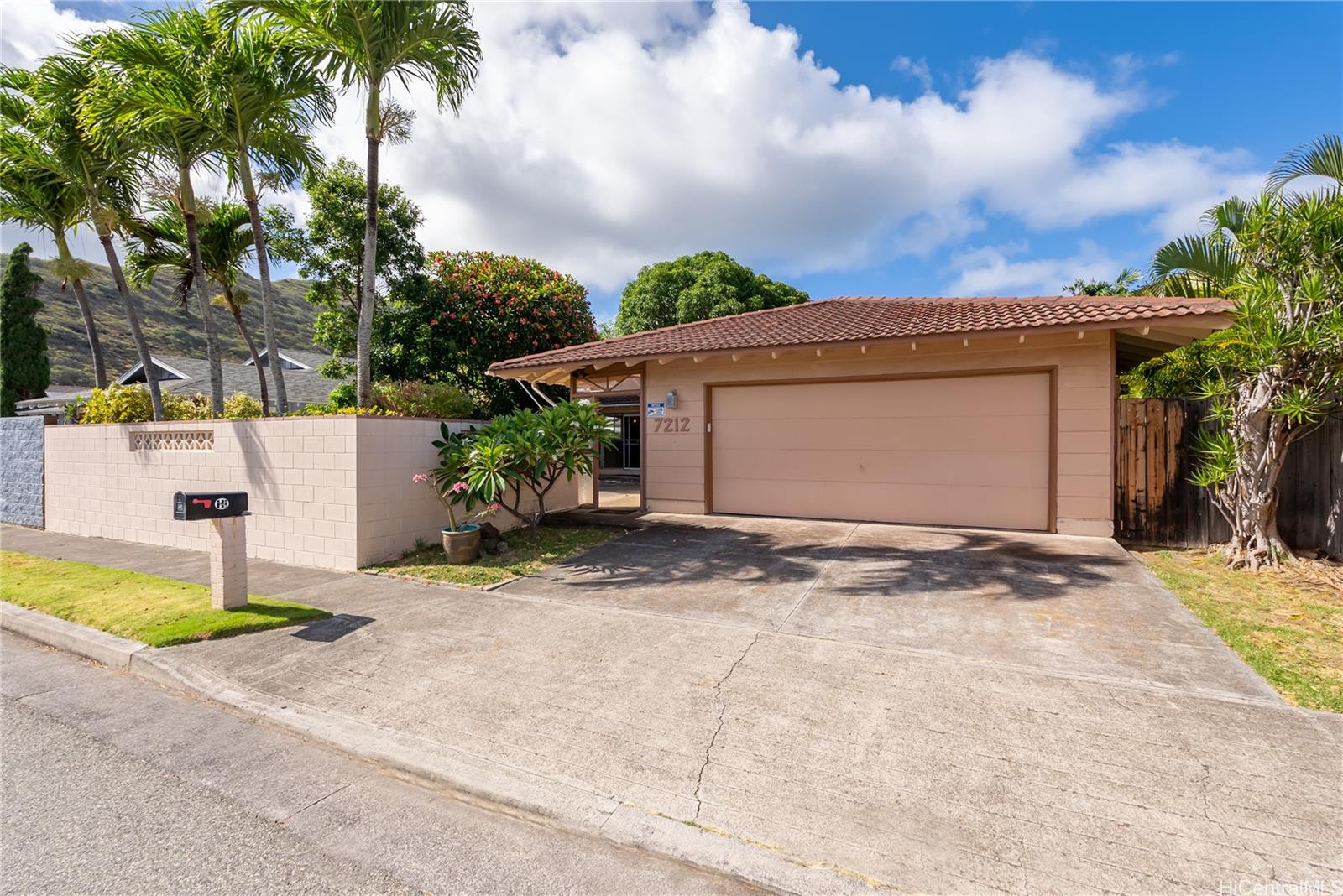 7212 Kuahono Street Honolulu, HI 96825