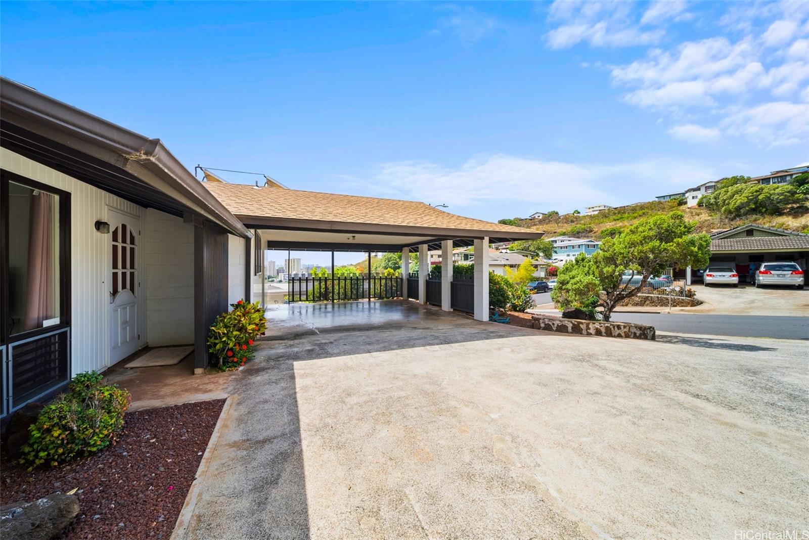 3468 Ala Hinalo Street Honolulu, HI 96818