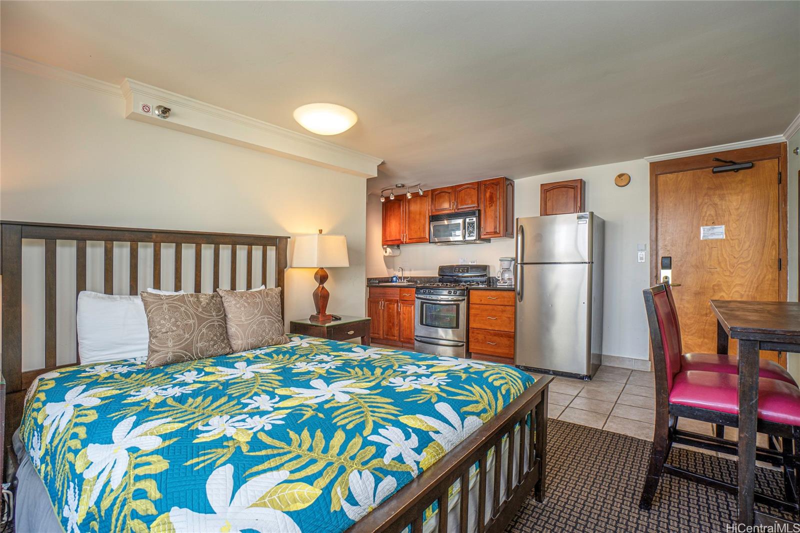 2425 Kuhio Avenue #704, Honolulu, HI 96815