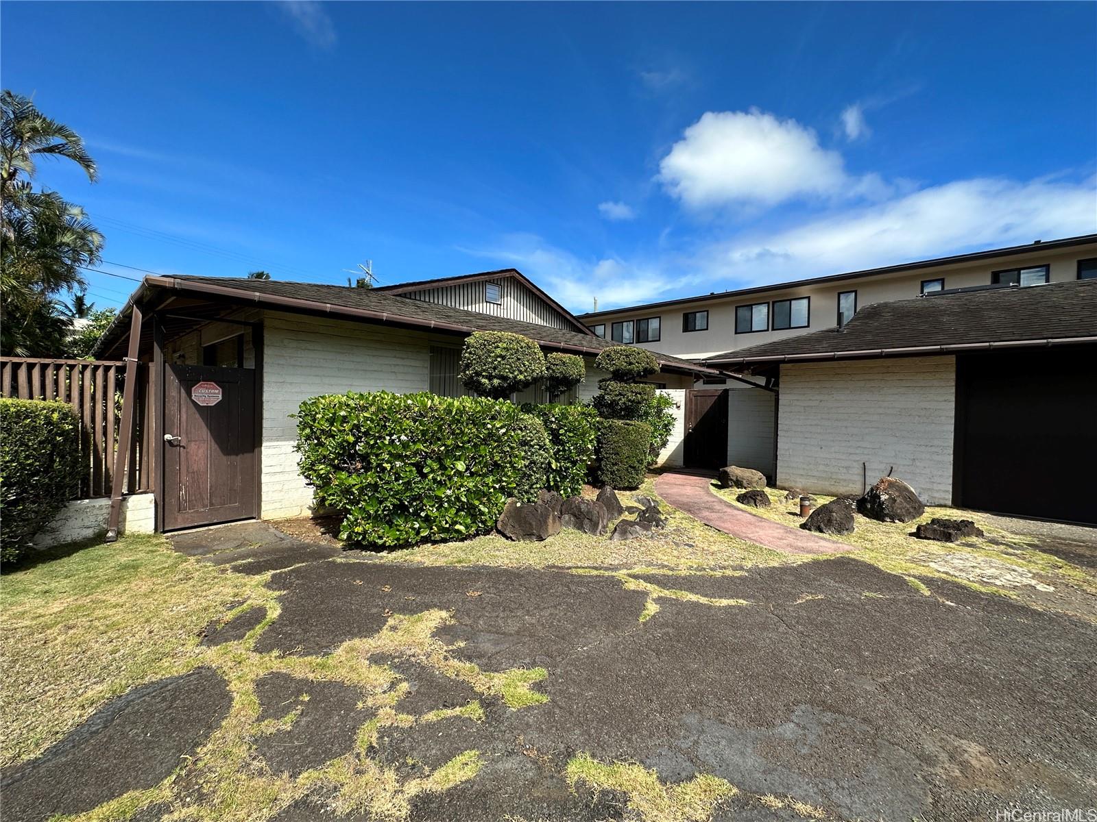 1063 Makaiwa Street Honolulu, HI 96816