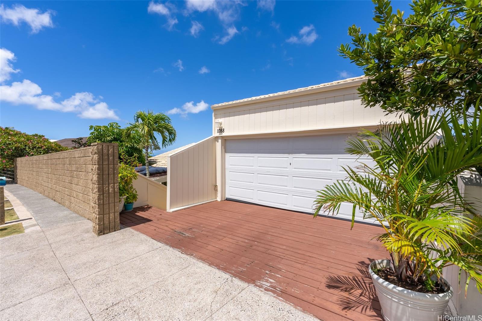 1088 Kaumoku Street Honolulu, HI 96825