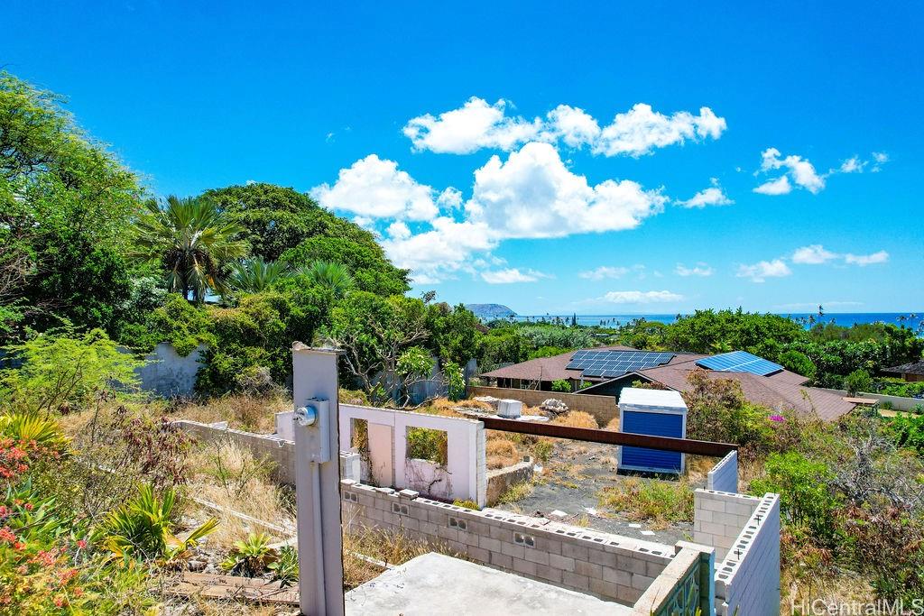 647 Hakaka Place Honolulu, HI 96816