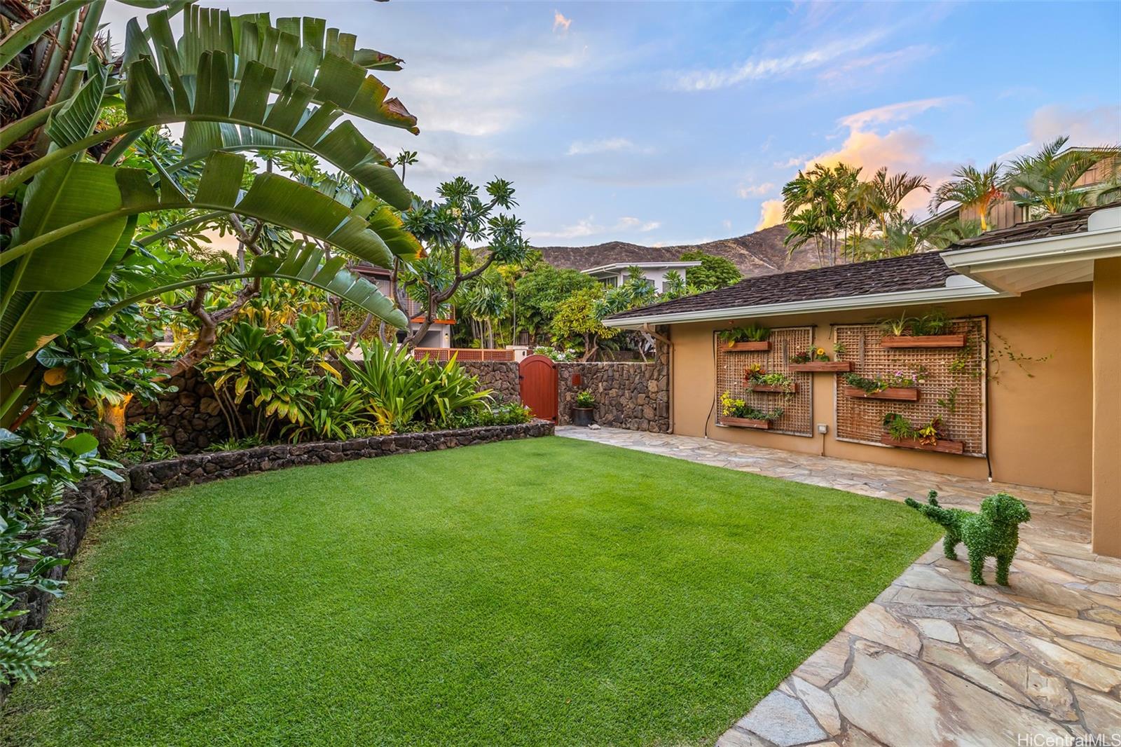 223 Kaalawai Place Honolulu, HI 96816